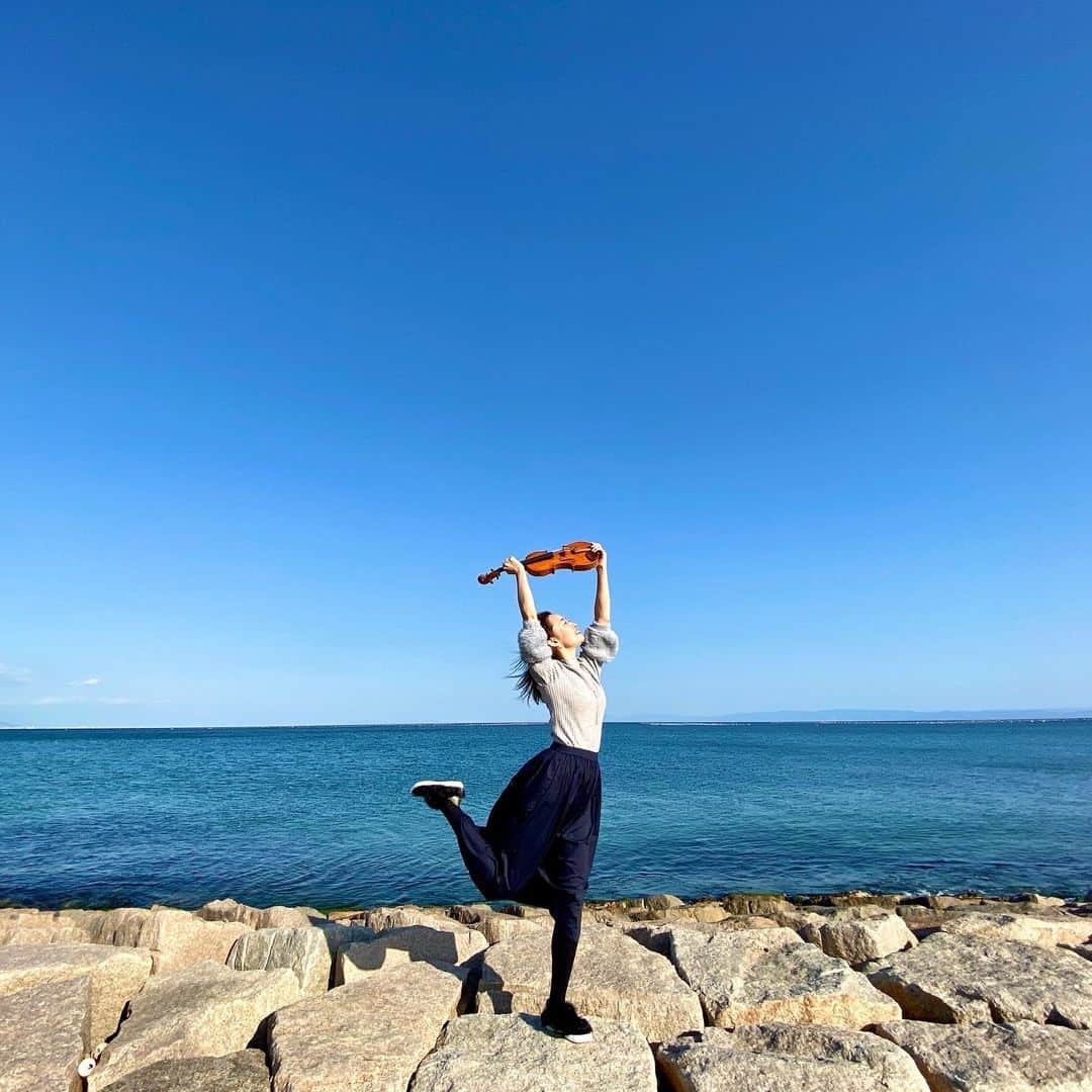 益子侑さんのインスタグラム写真 - (益子侑Instagram)「海写真が嬉しいから 小出しします♡ #海　#空　#バイオリン　#淡路島  #ocean  #sky  #violin  #awajishima」2月17日 19時02分 - yu.mashiko