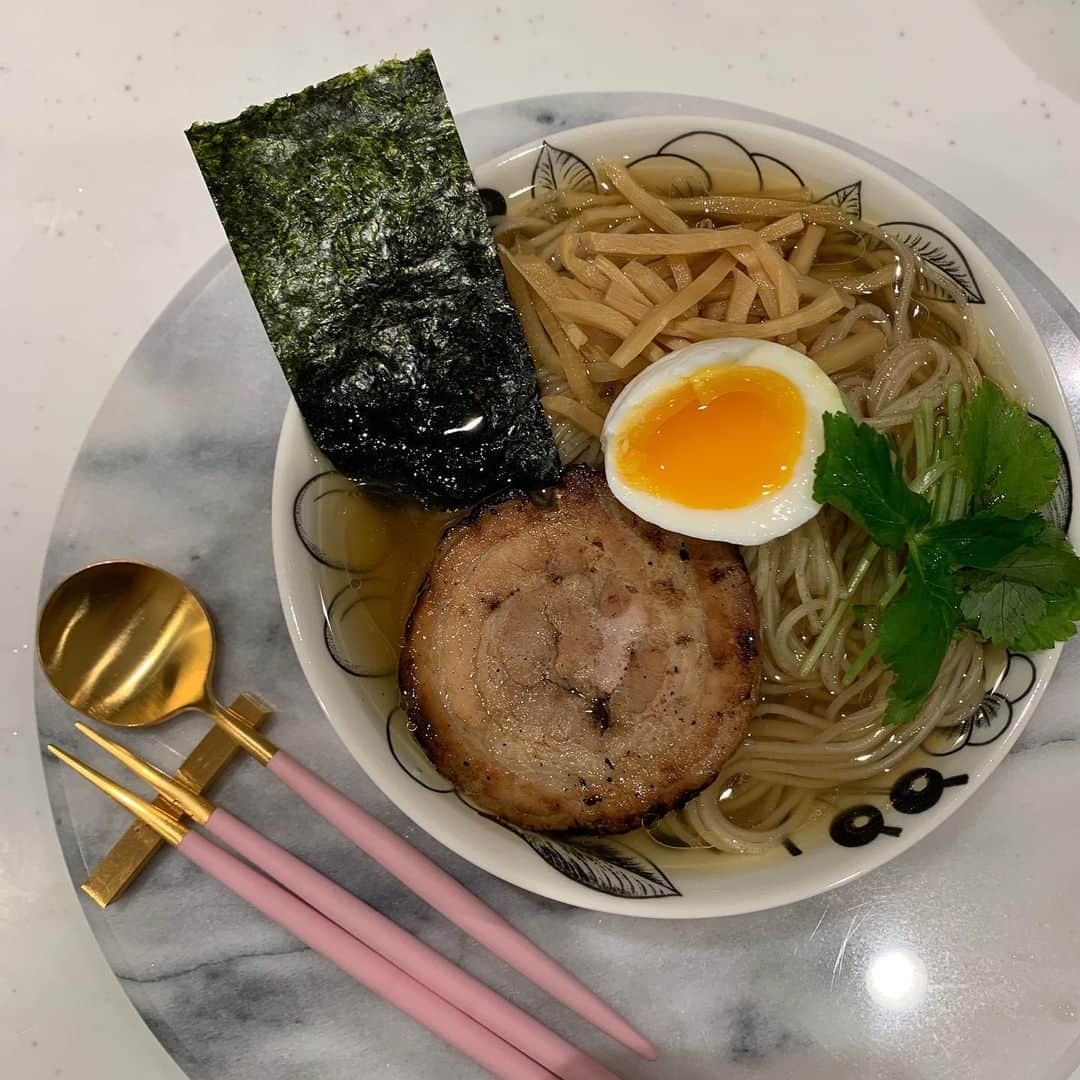 早川愛さんのインスタグラム写真 - (早川愛Instagram)「🍜🍜🍜﻿ ﻿ 今夜は、お取り寄せした﻿ 引越し蕎麦ならぬ﻿ 引越しラーメン🍜🍜🍜﻿ 阿夫利の柚子塩らーめん💛﻿ @afuri_fineramen﻿ ﻿ 10億年ぶりにラーメンたべる💛﻿ 女友達がみんなアフリ美味しい言ってたから気になってたの。﻿ ﻿ 美味しくてスープまでぜんぶのんだ💛💛💛﻿ ﻿ この鶏魚介スープと炙りチャーシュー美味しすぎます😍﻿ これは冷凍庫にストック必須ですね❤️﻿ ﻿ ﻿ ﻿ #アフリ #引越しラーメン #引越し蕎麦﻿ #afuri #afuri通販 #お取り寄せグルメ #おうちでafuri #阿夫利 #お取り寄せラーメン #ラーメン通販 #麺スタグラム #pr﻿ ﻿ ﻿」2月17日 19時02分 - megumegu_1006