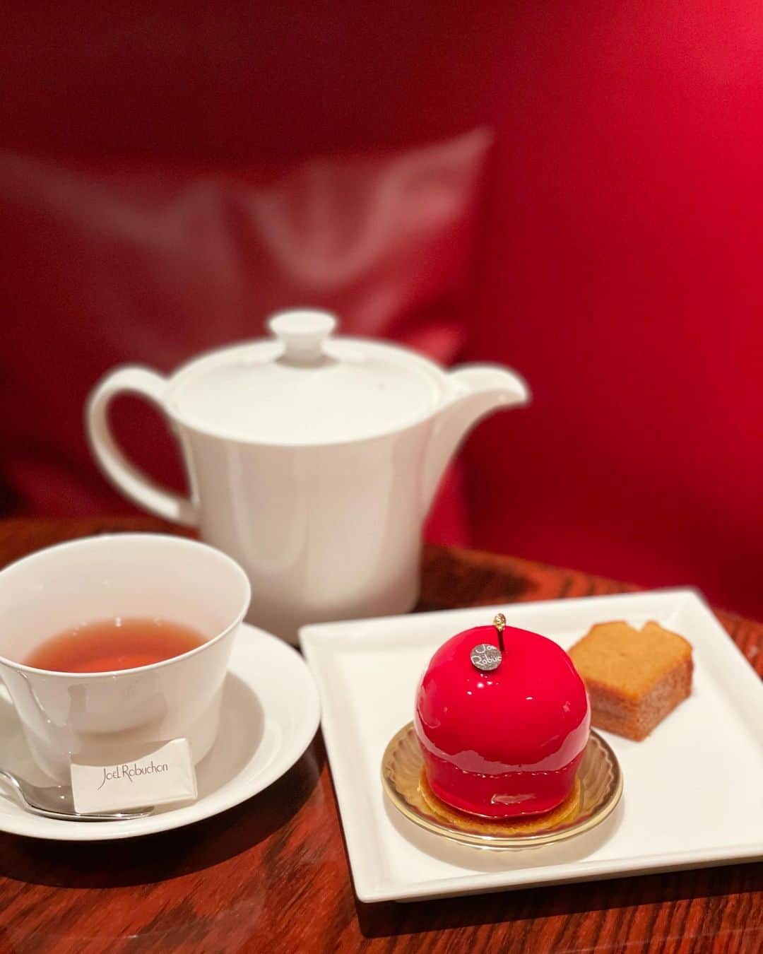 眞白ありすさんのインスタグラム写真 - (眞白ありすInstagram)「日本橋にあるロブションのカフェ、ル カフェ ドゥ ジョエル・ロブションに行ってきたよ〜♡  今回はりんごの形が可愛すぎるポム　ダムールっていうりんごのムースを食べてみたよ🥰  ケーキセットを頼んだんだけど、ケーキは6種類の中から選べてどれにしようか凄く迷っちゃった🥺  ロブションだけどケーキセットで1430円のお手頃価格だからみんなも行ってみて🥰  . . . . . . . #ロブションカフェ #ルカフェドゥジョエルロブション #アフタヌーンティー　#カフェ　#カフェ巡り  #カフェ好きな人と繋がりたい #カフェスタグラム」2月17日 19時03分 - alice.ee1010