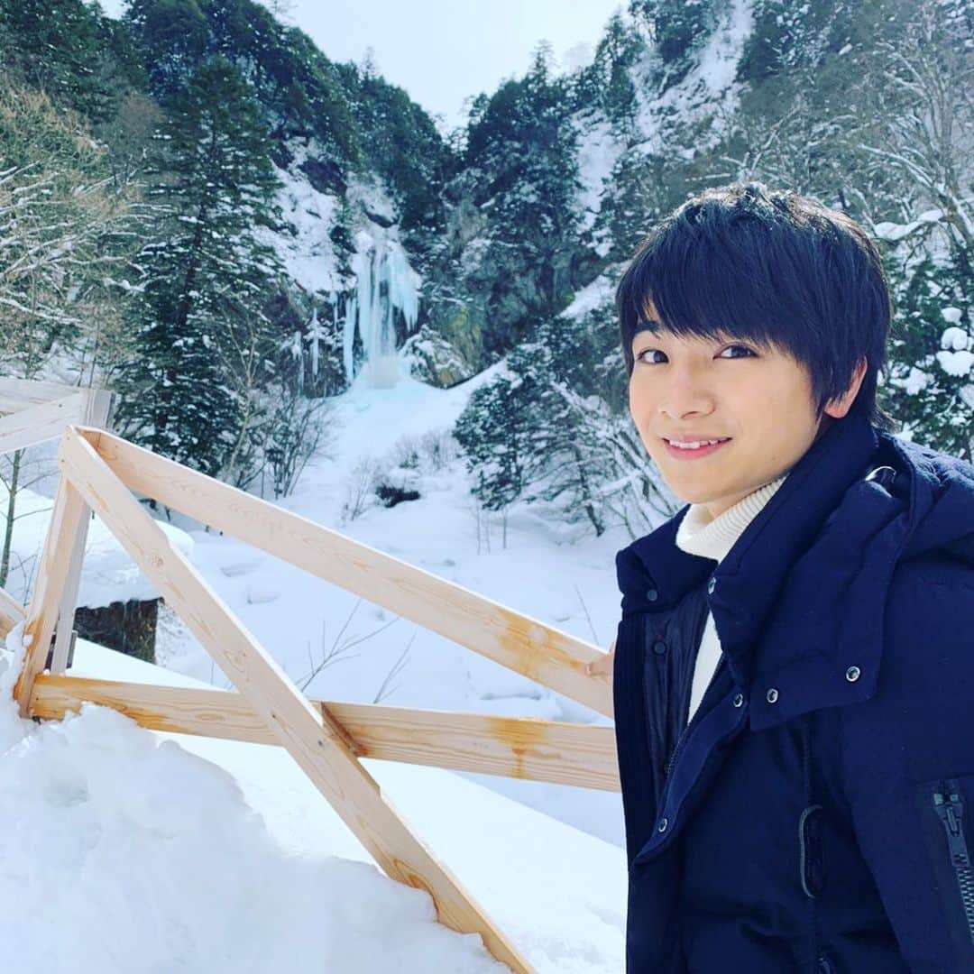 本田剛文さんのインスタグラム写真 - (本田剛文Instagram)「写真で伝わるかな…… この滝、凍ってるんですよ！  「すっごーい！ 本ちゃんはインスタ映えを 探すのが好きなフレンズなんだね！」  #雪 #平湯温泉 #平湯大滝  #インスタ映え #レフ板効果 #ありがてぇ  #けものフレンズ #わーい  #ボイメン」2月17日 19時04分 - boymen_honda