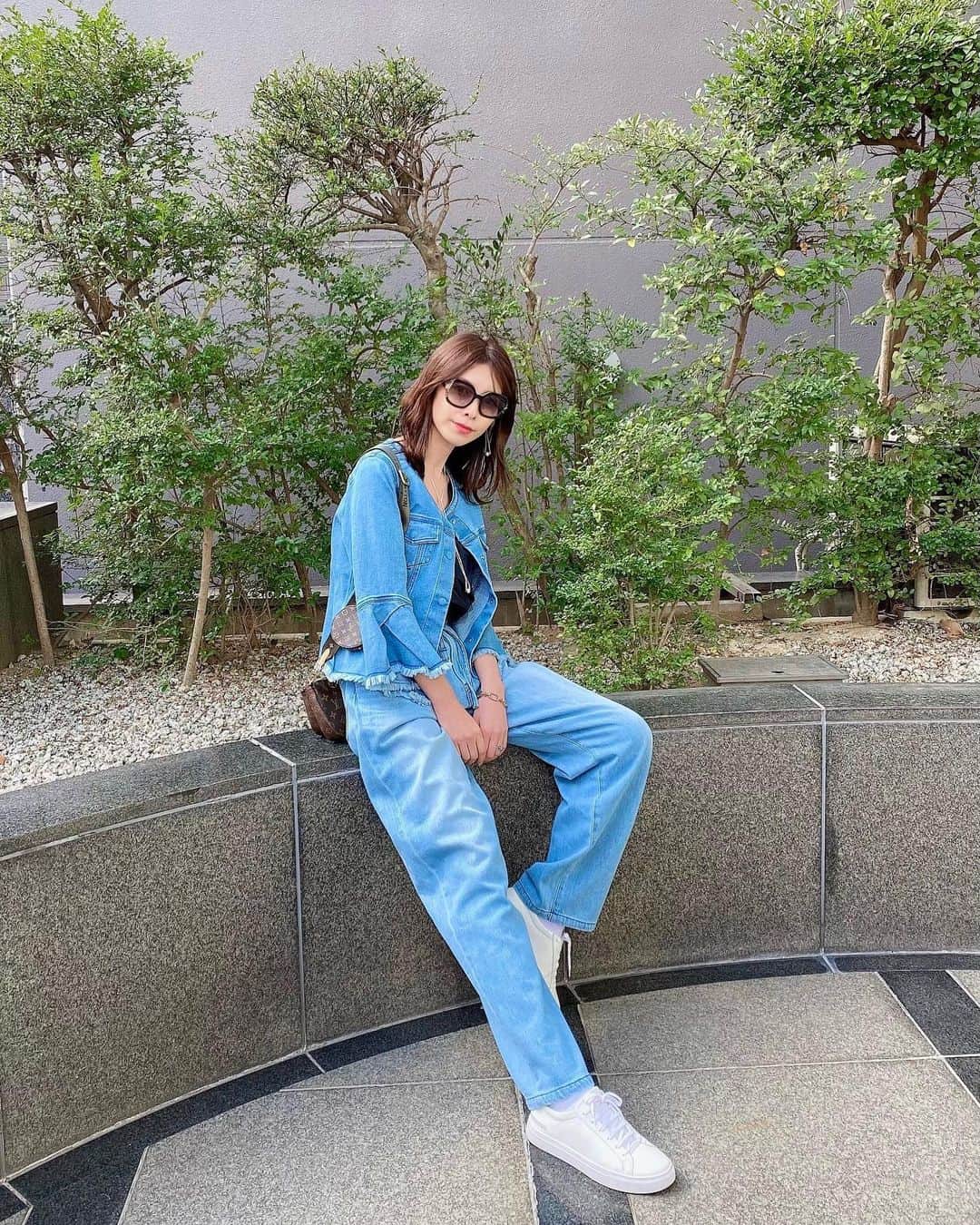 Yuika Matsuさんのインスタグラム写真 - (Yuika MatsuInstagram)「. #outfit  . . 春先はデニムにお熱❤️ . ホワイトスニーカーと合わせたら 本当にかわいい🤦🏻‍♀️。。 . デニムジャケットも袖にデザインが あるタイプだから カジュアルになりすぎず、 女性らしいコーディネートがしやすいです☺️ . シンプルなアイテムだからこそ 上品なデザインがされている @4298shizukakomuro さんの アイテムかわいい♡ . . . . #4298shizukakomuro #4298 #春コーデ#きれいめコーデ#デニム #デニムジャケット#デニムコーデ #大人コーデ #大人カジュアル  #ootd#ootdfashion」2月17日 19時05分 - yuika00802