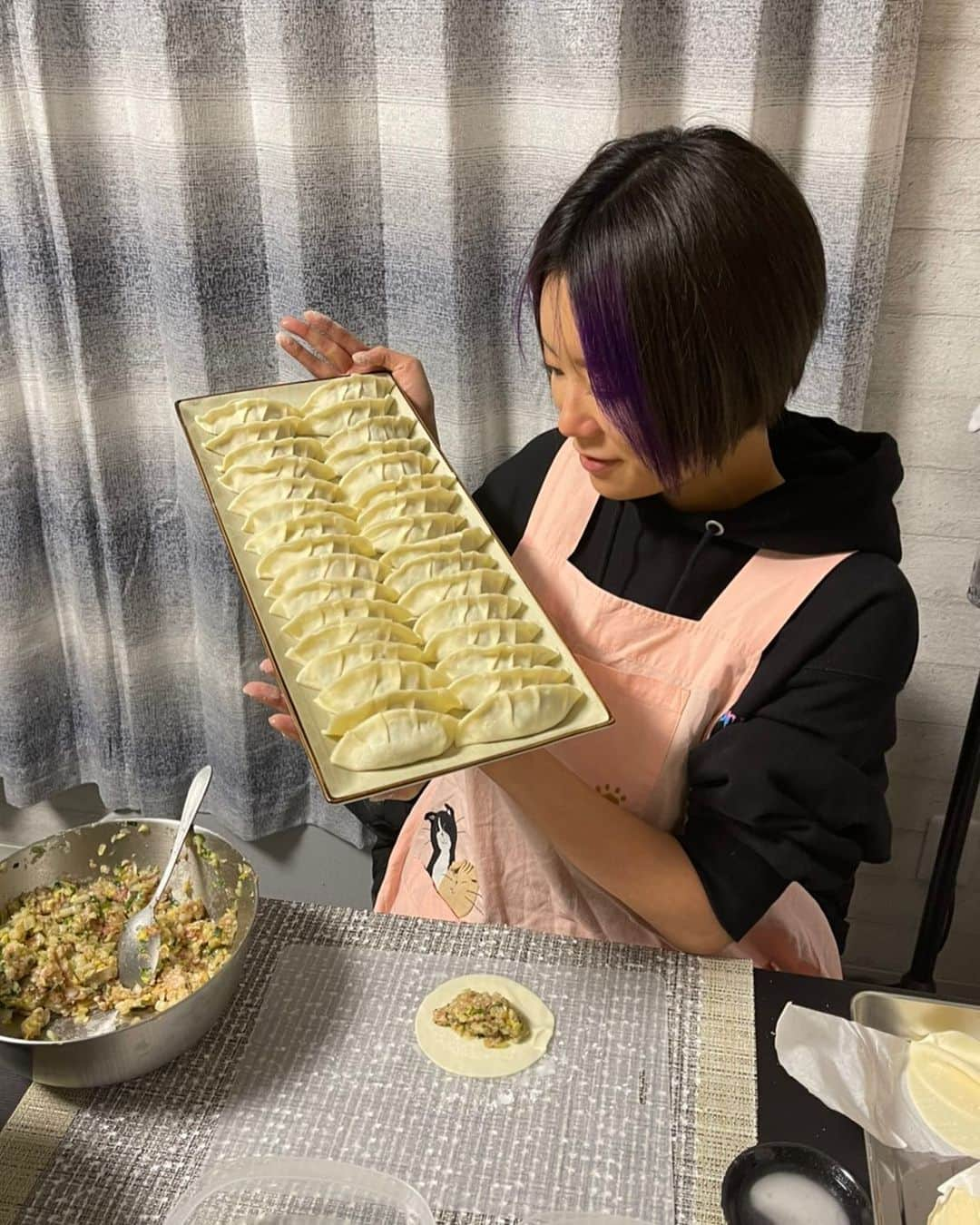 琥珀うたさんのインスタグラム写真 - (琥珀うたInstagram)「. . 鬼のように餃子作った🤤 激うまだったァァァ🤟 手作り餃子やっぱり美味しいね🙌🏼 . . 配信しながらだったんだけど、包み始めたらコメント拾えない事件😂 包み方に性格が出ます🤭 . . #cooking #餃子 #手作り餃子 #料理 #live配信  #bigolive」2月17日 19時06分 - uta0214khk