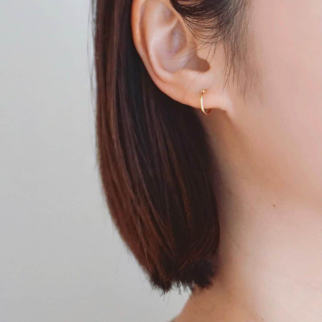 sayumi katoさんのインスタグラム写真 - (sayumi katoInstagram)「昨日アップしたコーデのジュエリー。 右の天然石リングと2枚目の18金フープピアスは近日発売予定です。 @umejewelry_official   今フープピアスは試用期間で毎日つけていますが良き感じです🙆🏻‍♀️ お風呂も寝る時もつけっぱなし。  #jewelry_ume#ÜME#ユーミー#天然石リング#18金ピアス#10金リング#金属アレルギー#フープピアス#シンプルコーデ#大人カジュアルコーデ#ママコーデ#ママファッション#アラサーコーデ#アラサーママ#30代ファッション #30代ファッション #アラフォーコーデ #アラフォーファッション」2月17日 19時08分 - say_ume
