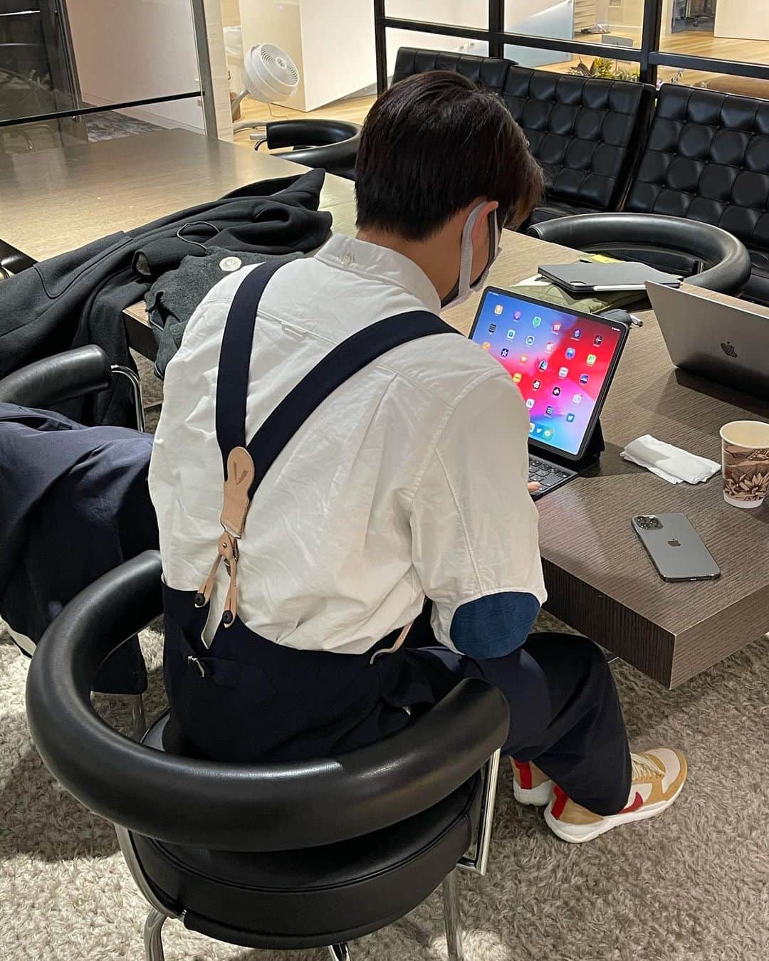 のインスタグラム：「あれ！？  事務所にオズワルド！！？？  と思ったらハヤトでした😂✨  サスペンダーと言えば最近のイメージはもっぱらオズワルドさんなもので(笑)  この前の日曜日のRADIO MASH UPのゲストはハヤトとレオでした😄ありがとうございました🙏✨  #ハヤトコモリ #トーク上手 #期待のMC #またラジオ来てね #オズワルド　さん好き」