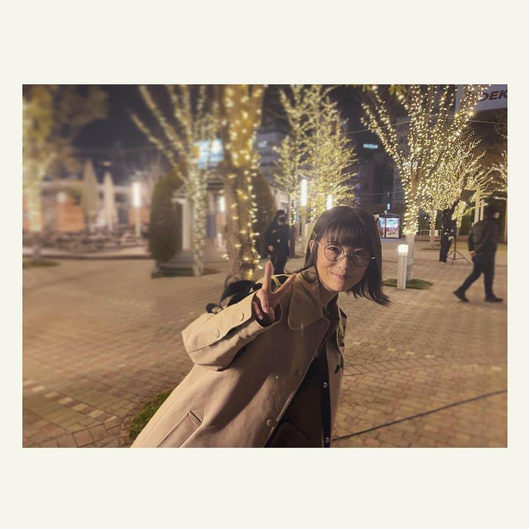 浜辺美波さんのインスタグラム写真 - (浜辺美波Instagram)「今夜22時からは! 『ウチの娘は、彼氏が出来ない!!』 第6話放送ですよん🦃  第6話からは第2章がはじまります! 展開がガラッと変わって、 かーちゃんと空ちゃんの母娘の話が進んでいきます🦃 衝撃の事実に私自身びっくりでした ぜひお見逃しなく🦃  でもこの写真は 空ちゃんデートの写真!! 渉先生は190センチあるので たまにめちゃくちゃ底上げされます こういう置き物ありますよね🦃  ウチカレみながら何食べようかなー ちょっと胃もたれしてるから しばらくしたら考えます🦃  ぜひ一緒にリアタイしましょー」2月17日 19時09分 - minami_hamabe.official