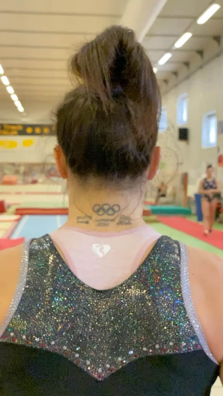 バネッサ・フェラーリのインスタグラム：「Alcune persone sognano il successo… mentre altre si svegliano e lavorano sodo.🔥🌪🔥 (cit.)   #gymnastics #gym #motivation #vanessaferrari #ginnasticaartistica #sport #olympics #truestory」