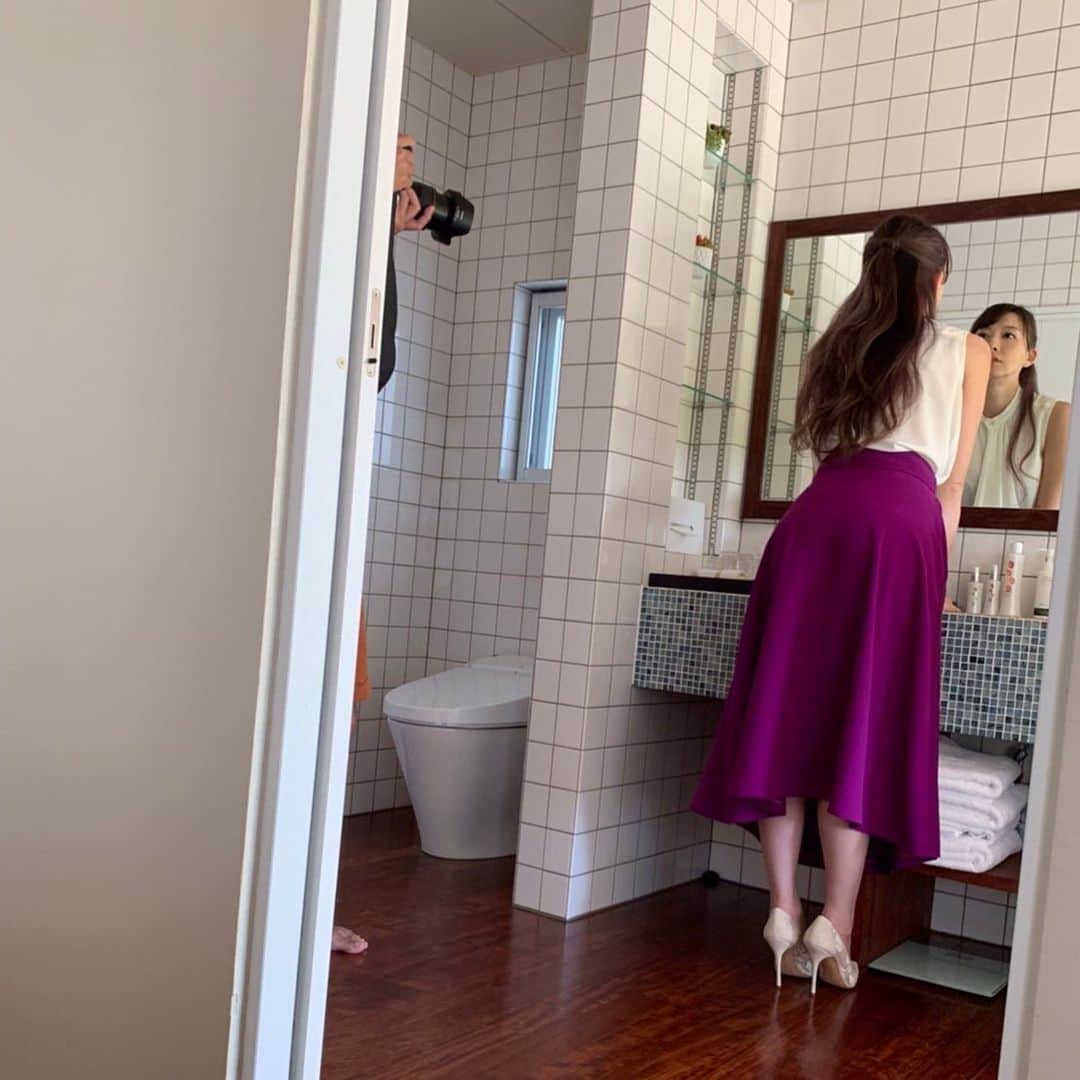 大島由香里さんのインスタグラム写真 - (大島由香里Instagram)「『モノローグ』オフショット📷 ついに出来上がった写真集が手元に届きました。 なかなか見応えありますよ😏 ぜひ沢山の方に手に取って頂きたいです！ 発売まであと５日❤️  ーーーー これは最終日最後の衣装。 初日と顔つき全然違うなと感じながら鏡を覗き込んでいます。 紫のスカートはお気に入りです。 この後ひとっ風呂浴びて、さらにオリオンビールが飲みたくなりました( ﾟ∀ ﾟ) （大島） ーーーー  #1st写真集 #モノローグ  #大島由香里  2/21(日)はインスタライブ👀 ご予約はプロフィールのリンクから★」2月17日 19時11分 - yukari__oshima
