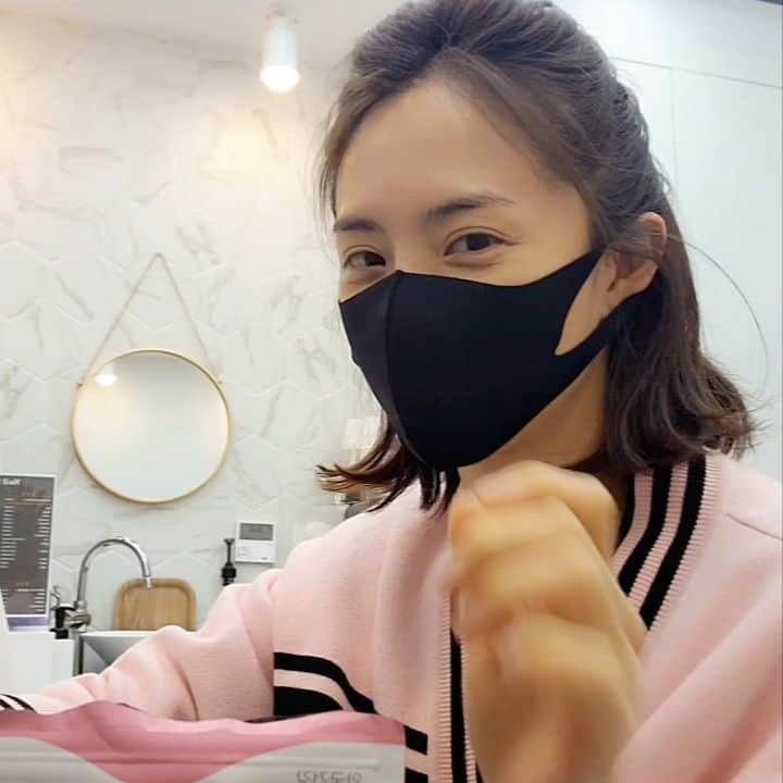 ユ・ハナのインスタグラム：「손은 눈보다 빠르다 샤샥  네일받으면서 배고파서  꺼내먹어요~🎶 오늘도 탄력있는 피부를 위해 #콜라겐츄   여긴 1인 네일샵이라 늘 바쁘지만 이세상 꼼꼼은 다 이 사장님꺼 👍  조용하고 깨끗한 #1인네일샵 은 요기 강추에요.  대전에 오래있으면서도  잘 아는 게 없지만 도움받은 고마운 곳들 감사한 분들  너무 좋은사람들로 진짜진짜 많이 살기좋은 곳이랍니다.  암튼 요기   #도룡동네일유 @nail.u_  글고 우리나라 유일 건강기능식품인정 캔디류인 씹어먹는 콜라겐젤리 #콜라겐츄   오늘 자정 마감 입니닷☀️」