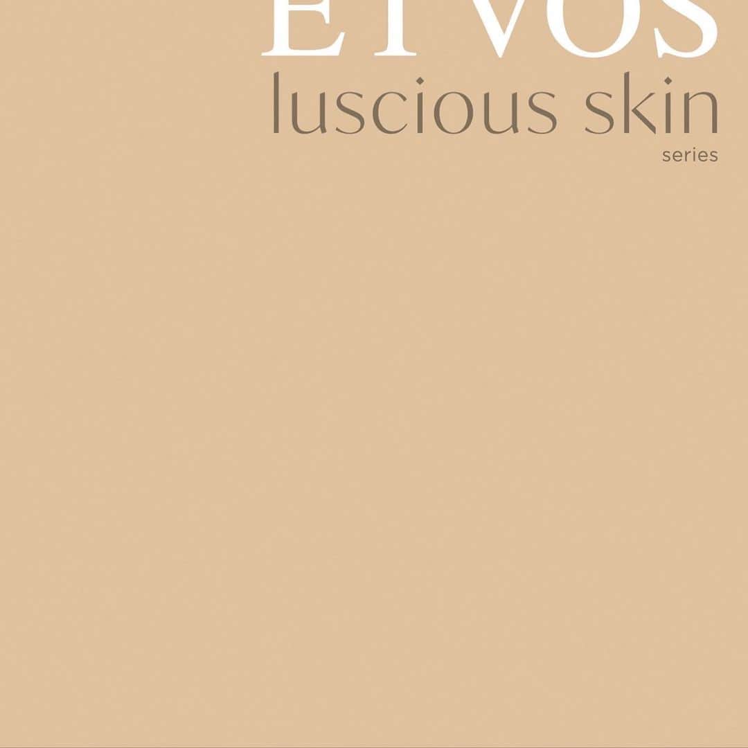 ETVOS　さんのインスタグラム写真 - (ETVOS　Instagram)「＼エトヴォスから初のクッションファンデーションが誕生／ ・ 2020年秋にデビューした「ラシャススキン シリーズ」に、インナートリートメント効果でしっとりうるおい、ハリ感のある肌へ導き、使うほどに高いスキンケア効果で乾燥小じわを目立たなくする（効能評価試験済）「ミネラルグロウクッションファンデーション」が、本日2月17日（水）に発売となりました！ ・ まるで美容オイルに肌を浸すかのように角層がうるおいに満ちることで、みずみずしく健やかなツヤ肌に導くスキンケア発想のクッションファンデーションです。肌の鮮度を感じさせるような湿度を湛え、骨格に合わせたナチュラルで上品なツヤ肌を叶えます。 ・ 是非、お試しください☺ ・ ・ ・ #etvos #エトヴォス #ミネラルグロウスキンクッション #クッションファンデ #ファンデーション #ベースメイク #ツヤ肌 #skincare #スキンケア #naturalcosmetics #ナチュラルコスメ #mineralcosmetics #ミネラルコスメ #mineralmakeup #ミネラルメイク #makeup #メイク#石鹸で落とせる #新作コスメ」2月17日 19時13分 - etvos.jp