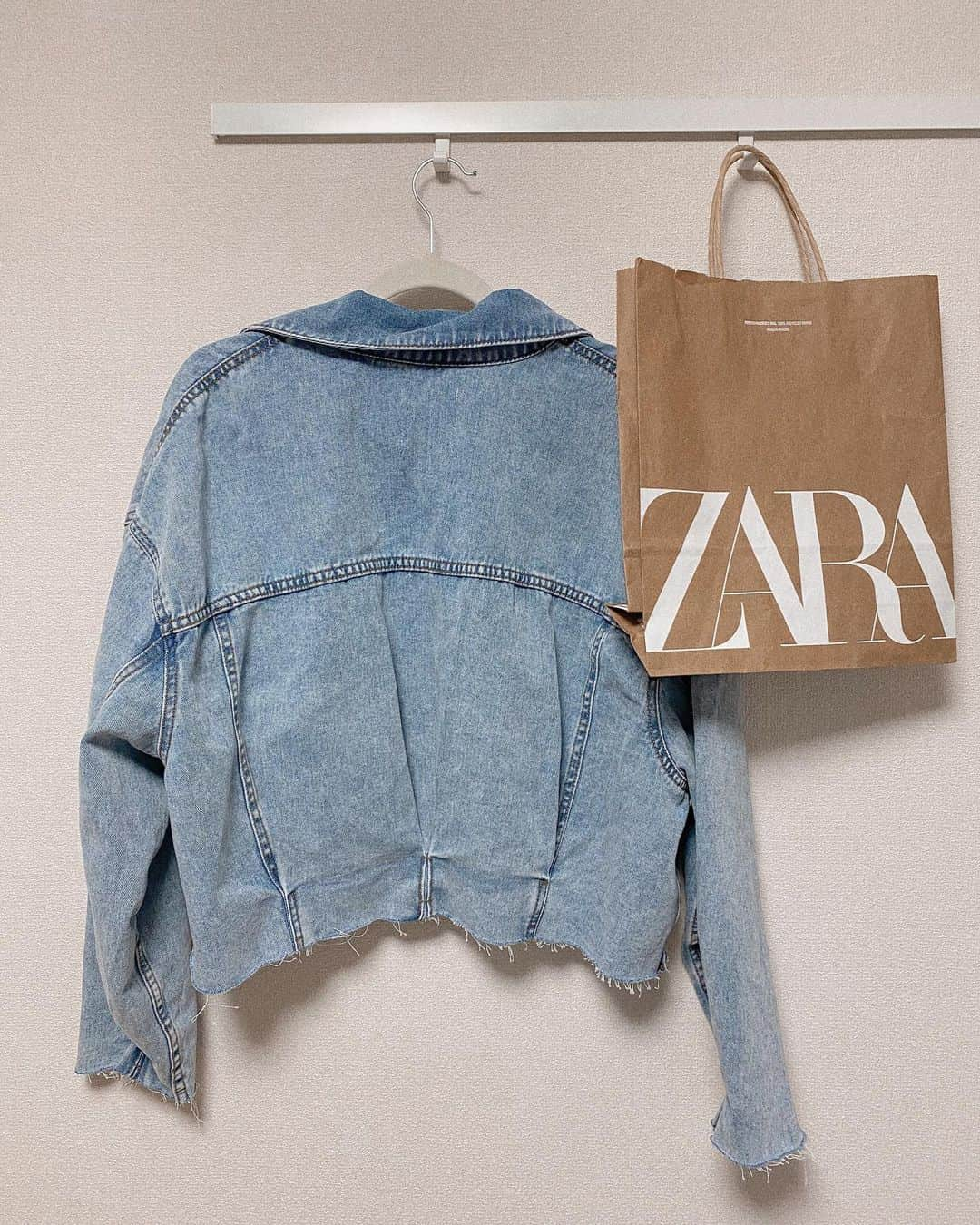 HARUYOさんのインスタグラム写真 - (HARUYOInstagram)「. @zara 購入品のせて欲しいと dmたくさん頂いたのでちらほら 紹介していきます〜🙌🏾💞 オーバサイズデニムジャケット ¥5,990 品番:1224/049   オーバサイズだけどクロップドで 切りっぱなしが可愛すぎて 一目惚れしたデニムジャケット🥺💙  さらに大きくきたかったのでLにしました✌🏽🤍 ちらっとコーデ組んでみたけど まじでなんでも合わせやすい！ またちゃんと着たらCODE載せます🛼🤍  #fashion#code#zara#zarawomen#zarawoman#balenciaga#balenciagabag#jacket#denimjacket#sunglasses#ファッション#コーデ#ザラ#ザラジョ#ザラコーデ#ザラ購入品#ジャケット#デニムジャケット#デニム#デニムコーデ#購入品#バッグ#サングラス#外国人風#海外ファッション#カジュアルコーデ#シンプルコーデ#プチプラコーデ#アウターコーデ#春コーデ」2月17日 19時14分 - h_trip