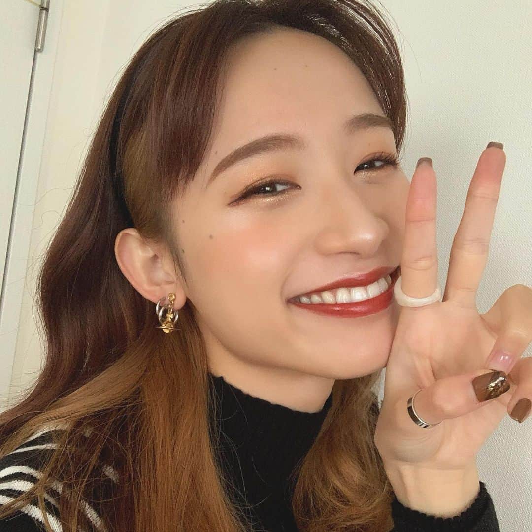 鈴木えりかのインスタグラム：「ピースマイル☺︎ ピースの写真2枚並んでもた✌︎」