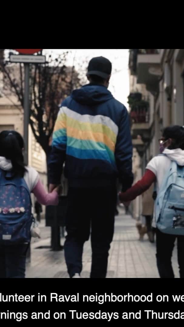 ティアゴ・アルカンタラのインスタグラム：「Orgulloso. Nuestra @alcantarafound amplia el proyecto #BACstation. Desde la @alcantarafound trabajamos para que las personas más vulnerables puedan integrarse en la sociedad. Pero para conseguirlo, es imprescindible que previamente puedan tener cubiertas las necesidades más básicas como son la alimentación y la vivienda. Esto fue lo que nos inspiró a crear el proyecto #BACstation y lo que nos impulsa a ampliarlo. Seguiremos trabajando, porque este es nuestro legado. #WeAreATeam @barcelonactua  💙  Proud. Our @alcantarafound expands its #BACstation project. At @alcantarafound we work for the social integration of the most vulnerable people. But, in order to achieve this, it is essential to cover their most basic needs, such as food and housing, beforehand. This is what inspired us to create the #BACstation project and what drives us to expand it. We will continue working, because this is our legacy. #WeAreATeam @barcelonactua」