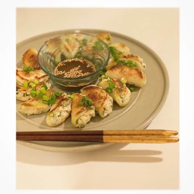 前田ゆかのインスタグラム：「今夜は大根に挟んで焼いた 大根餃子！  餃子の皮が無くても大根を塩でしんなりさせて包むとシャキシャキの食感と歯応えがおいしい✨  中には鶏胸肉の挽肉と白菜に紫蘇を合わせてます✨紫蘇がアクセントになってます⤴️  #おうちごはん #ばんごはんのきろく  #maeyukareshipi  #大根餃子 #今日は運動 #ピラティス #pilates」