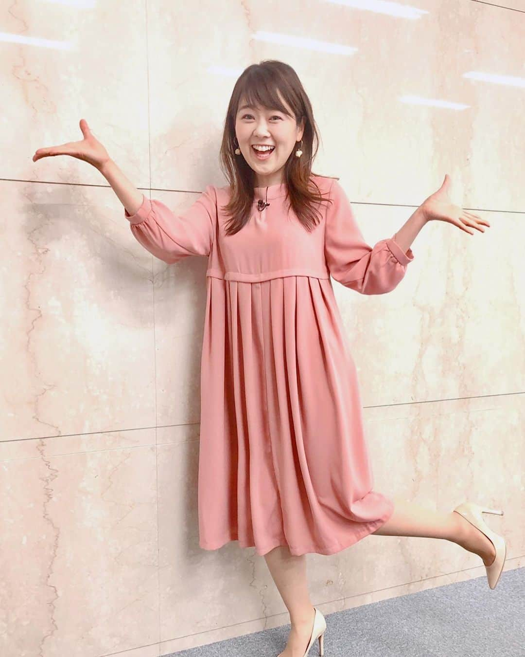 滝香織さんのインスタグラム写真 - (滝香織Instagram)「. 今日は#よるマチ はお休み。  先週の衣装は、 思わずハッピーになる#ピンクのワンピース でした♪ #gerce松山銀天街店 スタイリストさんは @emuencourage   そして、ヘアスタイルは#外はね の#ダウンスタイル  今日はのんびり過ごそうと思ってたけど、まだお仕事中です😅 皆さん素敵な夜を✨  #ワンピース #ファッション #春コーデ #コーデ #テレビ #女子アナ #愛媛 #ロングヘア #ヘアアレンジ #ハッピー #happy  #fashion #ehime #japan」2月17日 19時24分 - kaorin_taki