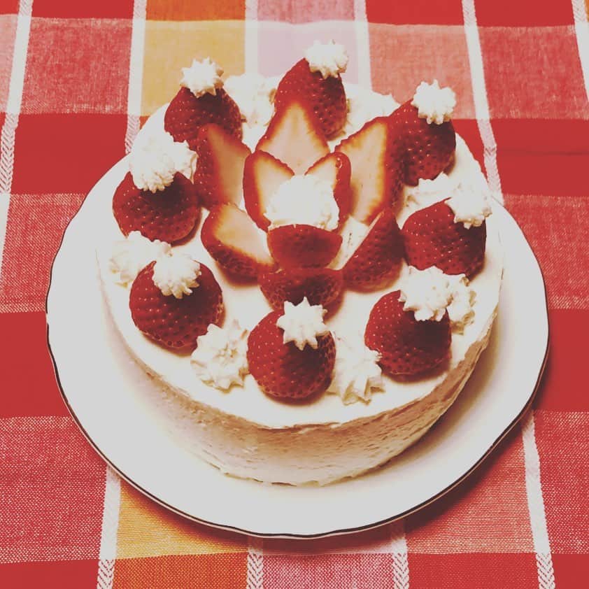 三上市朗のインスタグラム：「娘が作ってくれたバースデーケーキ🎂 そんな娘は今日が誕生日！おめでとう！」