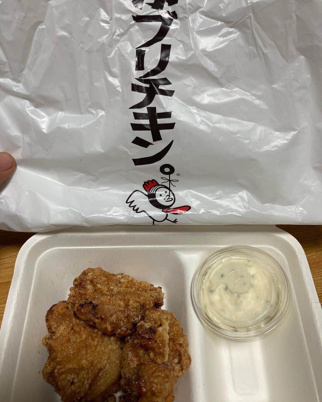 D-中山さんのインスタグラム写真 - (D-中山Instagram)「【今日の晩御飯】﻿ ちゃんと食だよ‼️﻿ いつもスイーツばっか食ってると思われてるけども‼️﻿ ちゃんと唐揚げも食べてるよ‼️﻿ ﻿テイクアウトはいつもこれ モモ唐揚げにタルタルソース‼️ ﻿ Dー‼️‼️‼️‼️‼️‼️﻿ #お笑い#芸人#ワタナベエンターテインメント#筋トレ#筋肉#マッチョ#ボディビル#jbbf#フィジーク#fitness#スイーツ#スイーツ男子#コンビニスイーツ#恵比寿カフェ#代官山カフェ#渋谷カフェ#新宿カフェ#東京カフェ」2月17日 19時17分 - abc.d23