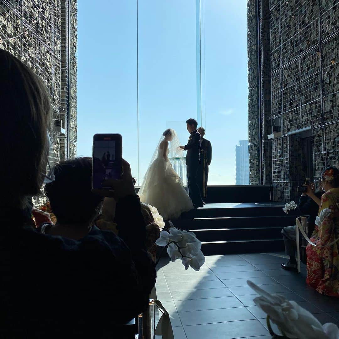 木村安梨沙のインスタグラム：「可愛い @mame6610 の結婚式🤍 赤ちゃんのまなが赤ちゃん産んでるし、 めっちゃ綺麗な花嫁姿で現れて もう終始鳥肌で感動しまくった式でした😊❤️ こんな時期だったから 色んな苦労もあっただろうに。 お疲れ様✨ またゆっくりご飯行こうね♥️✌️」