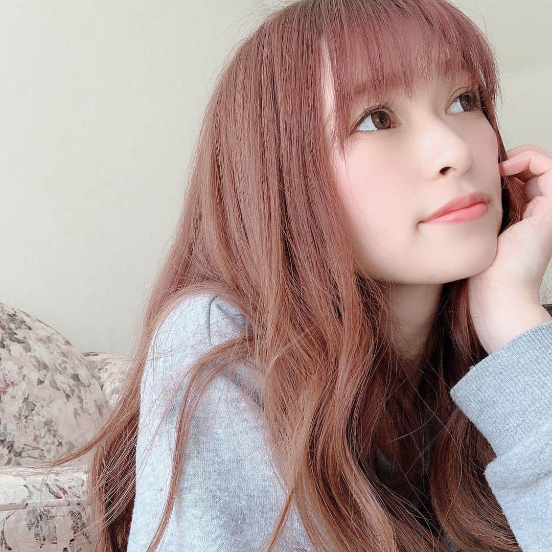 町田亜里香のインスタグラム：「久々にメイク💄ˎˊ˗ 習い事の日はなるべくしよ✌️ まつ毛も伸びて増えていい感じ🦋 クマも目立たなくなってきたし✨ ほんと最近いいものに巡り合いまくる💞 . . 荒野行動も←笑 . . #まつ毛美容液 #まつ育 #まつ育中  #ママ #ナチュラルメイク  #メイク #ママメイク  . . 服は部屋着です。 パジャマです。ヒロアカです🤫💜 #僕のヒーローアカデミア」