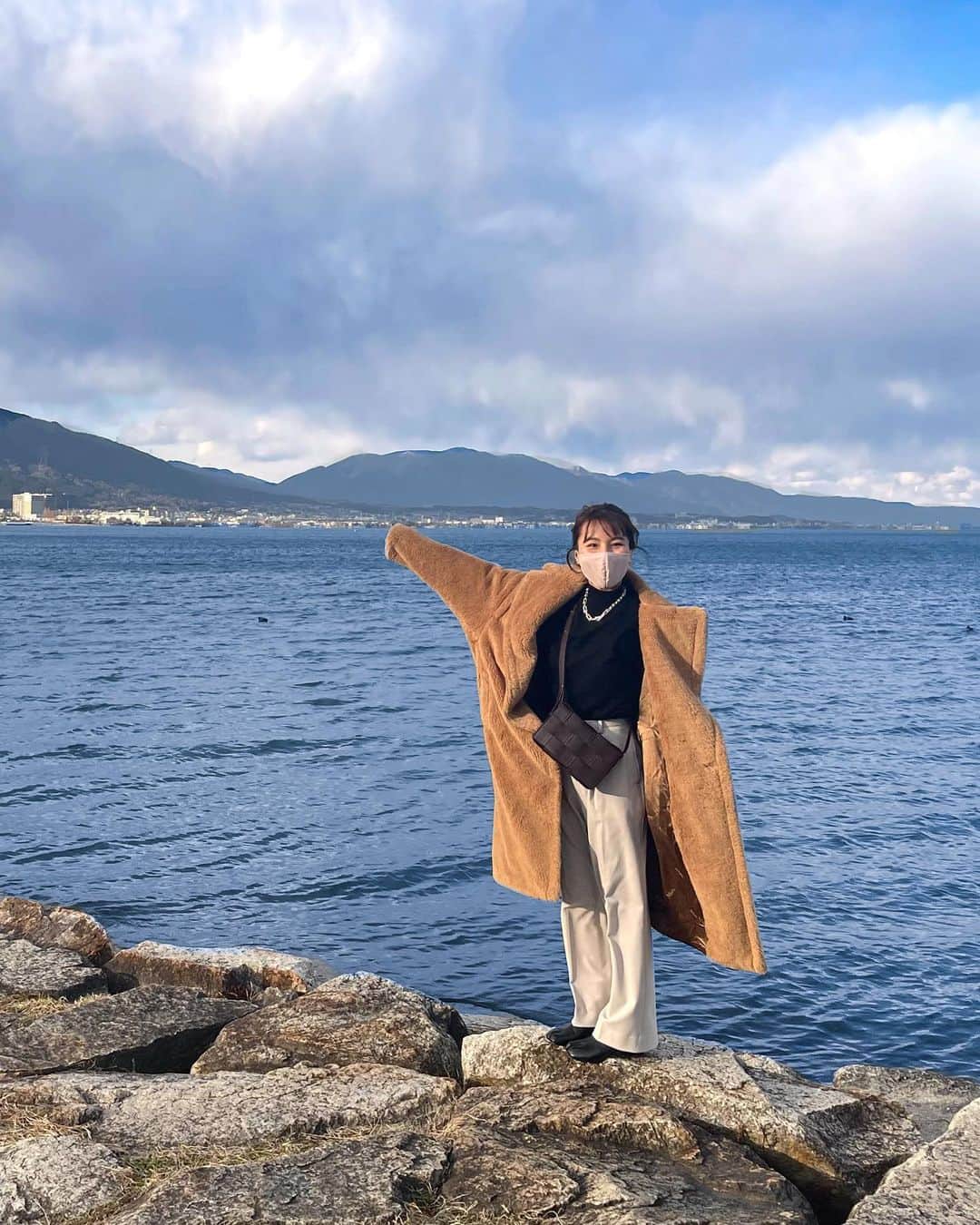 生駒幸恵のインスタグラム：「新幹線で京都まで来て、そこから琵琶湖へ⛴ 明日、SNSの講演があるので前乗りです☺︎  こちらはめちゃくちゃ寒くて、明日は雪が降るかもらしい😧❄️⛄️ 初めての琵琶湖の大きさにびっくり😲  久しぶりに遠出しましたが、人が駅にもどこも居なくて不安になります。 もう少しで旅行ができるようになるかな♬」