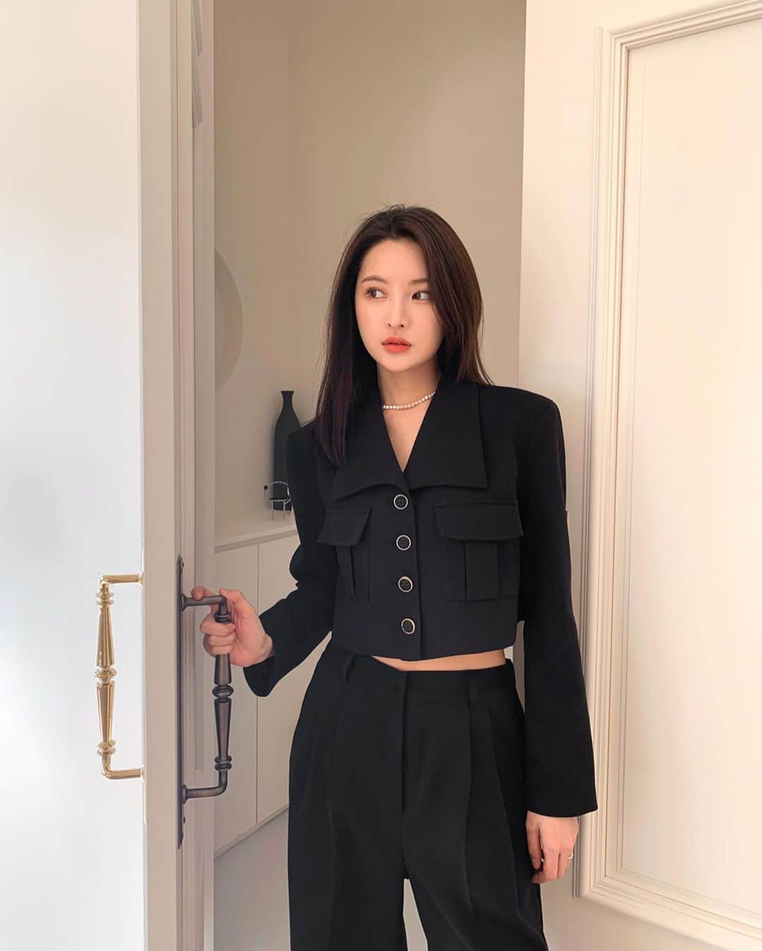 Chuuのインスタグラム：「모던한 느낌으로 즐기기 좋은 크롭 재킷🖤 슬랙스와 세트 상품으로 셋업으로 또는 단품으로 입어도 좋은 깔끔하고 세련된 무드의 재킷 입니다! 베이직한 티셔츠와 함께 레이어드 코디하여 멋스럽게 스타일링 적극 추천 할게요✨  #chuu#츄 #lovely_daily_look_chuu」