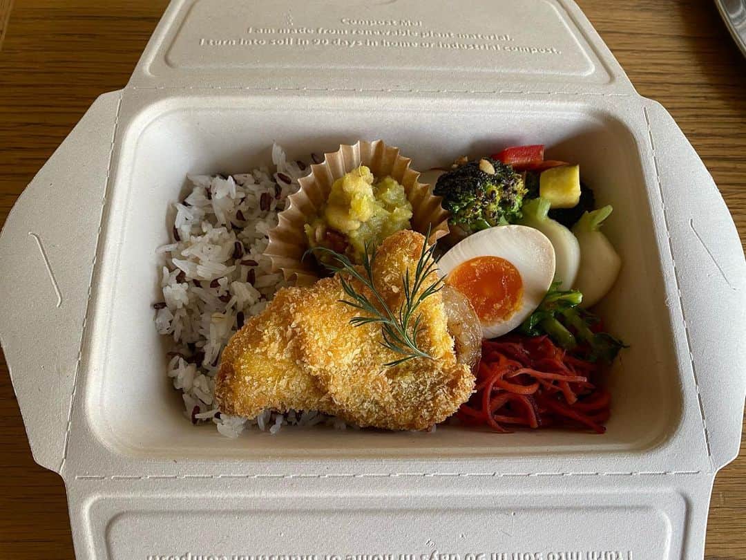 Pho 321 Noodle barのインスタグラム：「本日はリニューアルオープンの初日でした。 ご案内もほとんどさせて頂いていない中、たくさんのお客様にお越し頂けたこと、誠に感謝致します。 pho321がこの千駄ヶ谷でオープンしてから、今年で7年目に入ります。長く通ってくださったお客様には、お一人お一人ご案内させて頂きたいのですが、簡単なご挨拶になることをどうかお許し頂けたらと思います。  リニューアルオープンに伴い、メニューが大幅に変更しています。汁物のphoは、すべて今まで通り変わらずにございますが、汁無しのbunは一日個数限定での販売に変わっています。bunのファンの方はとても残念に思ってくださって、こちらも申し訳ない気持ちでいっぱいなのですが、また暖かな季節になりましたら個数を大幅に増やしていきたいと考えていますので、是非その季節の楽しみの一つにしてくださったらと思います。  またご飯もののコムは、ランチボックスに生まれ変わりました。 コロナの状況の中、テイクアウトが増え続けていますが、pho321では、安心安全な野菜をたくさん食べて頂けるランチボックスをご用意致しました。 メニューは日替わりですが、写真は本日のものです。 毎朝ストーリーにてご案内しますので、気になるメニューがございましたら、その日のランチはpho321のランチボックスをどうぞ。 明日は、鳥の唐揚げの登場です。  ランチボックスは1000円で、これにプラス揚げ春巻き（200円）や生春巻き（300円）もしくはスープ（200円）を付けられます。  まだまだ大変な状況が続きますが、リニューアル後も、こうしてお客様に足を運んで頂けることが本当に嬉しくて、改めて私たちもお客様に美味しくて安全なものを召し上がって頂けるように成長していきたいと思いました。 本日は本当にありがとうございました。 今後ともpho321を何卒宜しくお願い致します。  pho321スタッフ一同」