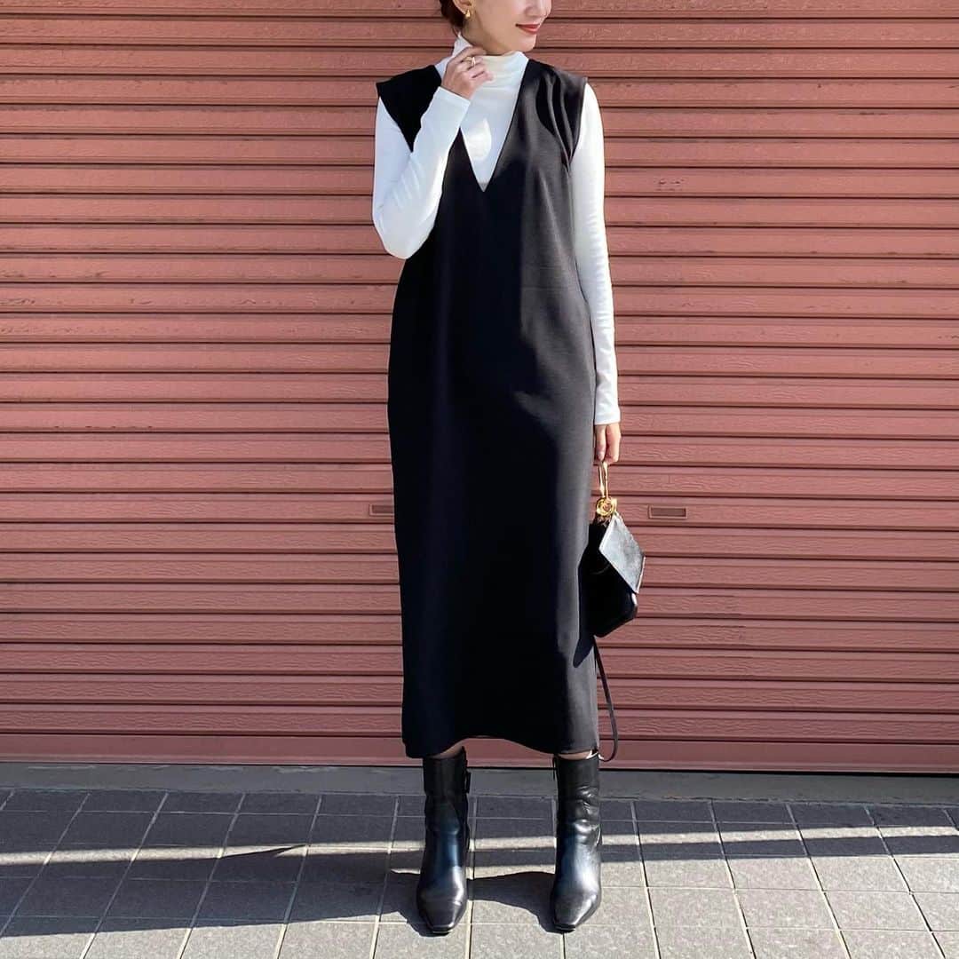 のインスタグラム：「モノトーン🐼  @bonjoursagan のワンピース♡  ZOZOTOWNでワンピースランキング1位になった事もあるみたい✨ 納得☺️可愛い♡♡  ZOZOTOWN1000円クーポン出てました✨  tops. #dholic onepiece. #bonjoursagan  bag. #hyeon  shoes. #zara  . . #today#code#ootd#outfit#fashion#今日の服#コーデ#ファッション#シンプル#モノトーン#大人女子#ワンピース#ボンジュールサガン」