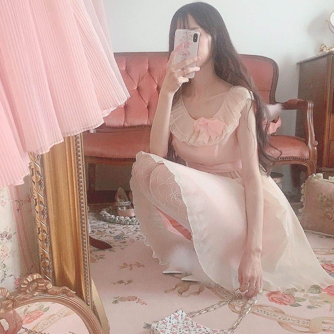 酒元麻衣（まいへー）のインスタグラム：「絢たん( @____ayagram____ )から可愛い靴が届いた🤍🐇meltの靴🤍ふわふわで可愛い〜〜🤍ありがとう😭🤍50sのドレスと🤍」