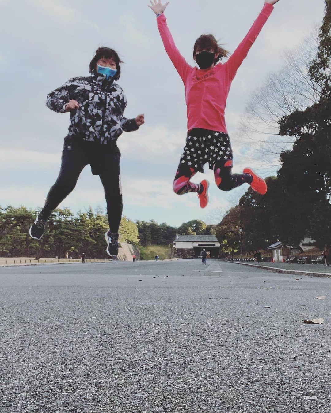 吉田沙保里さんのインスタグラム写真 - (吉田沙保里Instagram)「川村さんと一緒に皇居ラン🏃‍♀️💨 楽しすぎて、5キロがあっという間だったぁー😆👍 ラン後にジャンプの写真を撮ったんだけど、タイミングが難しくて何枚も撮っちゃいましたぁー🤣🤣 川村さん最高❤︎❤︎❤︎ #皇居ラン #一周5キロ #川村エミコ　さん」2月17日 19時28分 - saori___yoshida