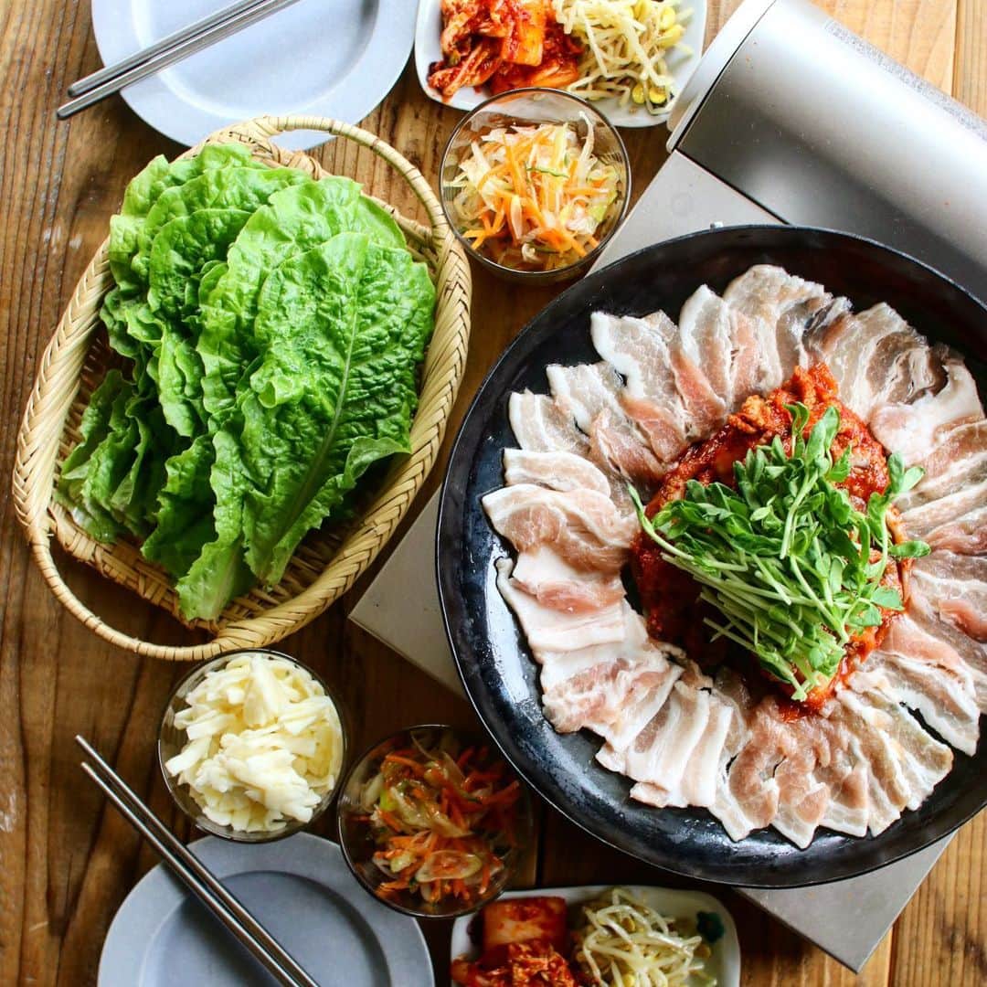 Atsukoのインスタグラム：「今日のランチ 2021.02.17  #チュクミサムギョプサル  チョレギサラダ 生キムチ 豆もやしのナムル ※豆苗は色合い良かったのでのせてます。こちらで用意したものです🤣🤣  @vegetejiya  ベジテジやさんのチュクミサムギョプサルでランチ！ こちらのセット色々付いててめっちゃお得感♥️ モヤシのナムルも、チョレギサラダもサンチュも！全部セットです😍 普通のサムギョプサルとそれ用のタレもついてましたが、お腹いっぱいにつき、次回持ち越しになりました😂😂 韓国料理大好きなので、この所沢山食べる機会があって嬉しい😍😍 今回のイイダコはカットしてない大きめのやつでしたので、ハサミでカットしてから頂きました！凄く美味しかったー🤣そして体があたたまりました😋👍  #vegetejiya @ベジテジや #おとりよせ#サムギョプサル#韓国料理」