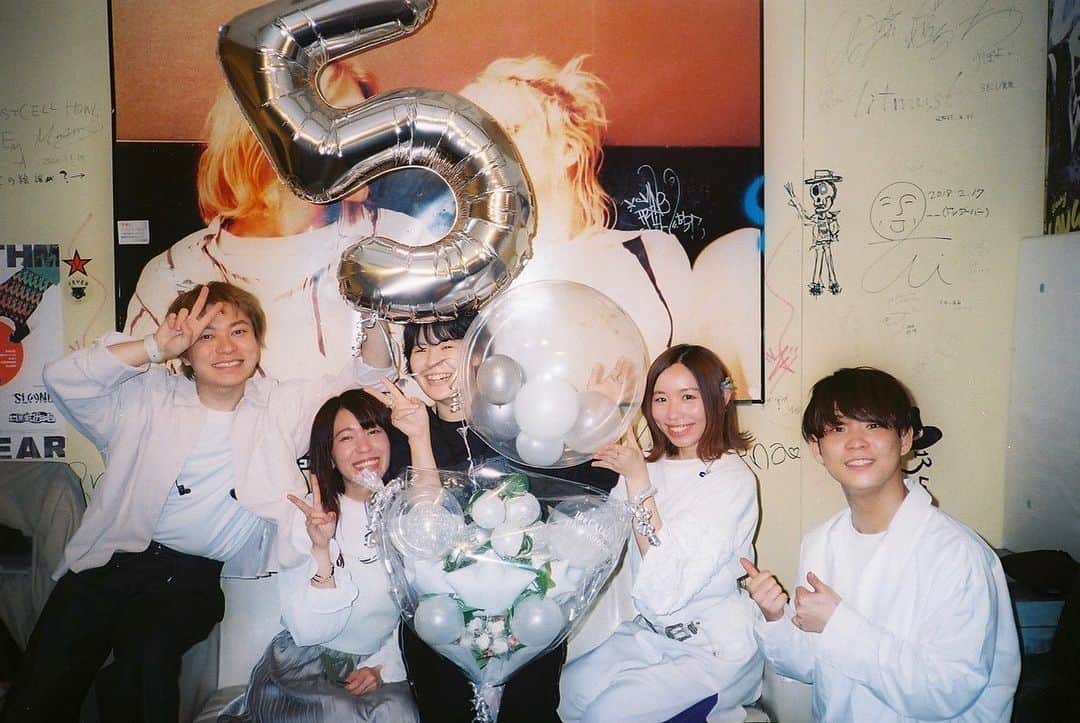 かほこ。のインスタグラム：「ㅤㅤㅤㅤㅤㅤㅤㅤㅤㅤㅤㅤㅤ ㅤㅤㅤㅤㅤㅤㅤㅤㅤㅤㅤㅤㅤ アイビーカラーのワンマン。 いい声といい曲といい演奏に 癒された夜でした😌☽ ㅤㅤㅤㅤㅤㅤㅤㅤㅤㅤㅤㅤㅤ フィルムの最後の1枚で、 とても素敵な瞬間を撮らせてもらいました📸 みんなめちゃめちゃいい顔…！ ㅤㅤㅤㅤㅤㅤㅤㅤㅤㅤㅤㅤㅤ そしてみっきー、一旦お疲れ様🥺✨ みっきー含めてのアイビーカラーだと思ってるので この写真見て泣きそうになってるが😭 コロナ落ち着いたらディズニー行こね♥ ㅤㅤㅤㅤㅤㅤㅤㅤㅤㅤㅤㅤㅤ 久々に会う子たちだったり、 コラボパーカー着てくれてる子だったり、 みんなにも会えて嬉しかった☺️ ㅤㅤㅤㅤㅤㅤㅤㅤㅤㅤㅤㅤㅤ #アイビーカラー #眠りにつく街で #フィルムカメラ #canonautoboy3 #kodakultramax400」