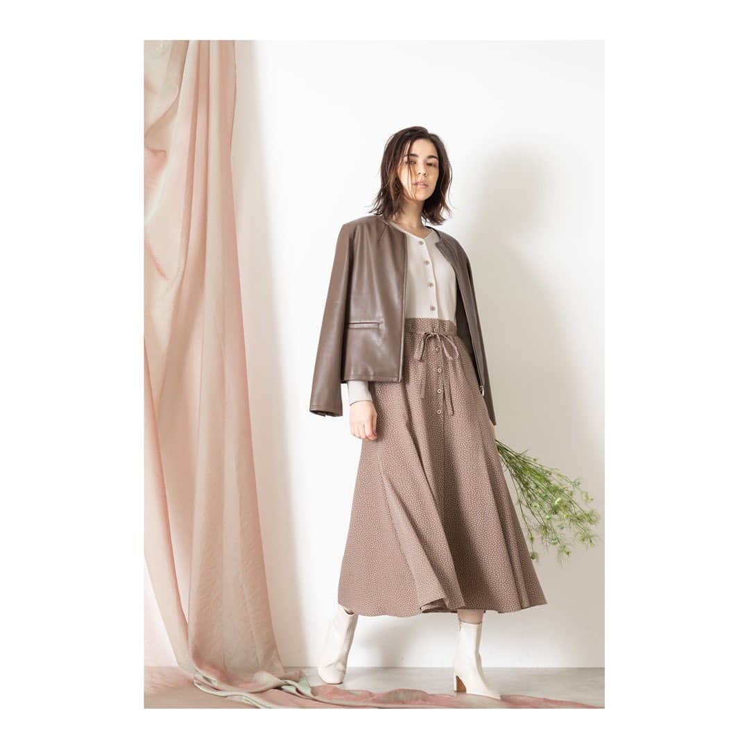NATURAL BEAUTY BASICのインスタグラム：「新作WEBカタログができました。  --------------- 2021.PRE SPRING Vol.2 ---------------  NATURAL BEAUTY BASICではこの春、Gentle airをテーマに仕事服はもちろん、 おうち時間にも着心地の良いデイリーに活躍する服を提案していきます。  NO.5 ワントーンコーデ  ニュアンスカラーを重ねたワントーンコーデで春らしく優しいふんわりとした空気をまとって。  モカブラウンのフェイクレザーコートはノーカラー＆コンパクトで春の軽い羽織として便利な1枚。 リブニットのトップスにドットプリントのスカートをドッキングさせたワンピースにさらりと羽織ってきれいめフェミニンスタイルに。  足元はオフホワイトのブーツや、あたたかくなったら足首をだして軽やかなパンプスあわせもおすすめです。  Credit ★印：着用カラー  ブルゾン 1155211　￥8,250 tax in Color:ブラック/オフグレージュ/モカブラウン★ Size:S/M/L  ワンピース 1140280　￥9,350 tax in Color:ブラック/ベージュ★ Size:S/M  ブーツ 1187070　￥7,150 tax in Color:オフ★/ベージュ Size:23.5/24.0/24.5  #ナチュラルビューティーベーシック #NATURALBEAUTYBASIC #略してNBBです #NBB #NBBコーデ  #春の新作カタログがきました #ワンピーススタイル #ワンピースコーディネート #大人フェミニン #カジュアルコーデ #ニュアンスカラー #フェイクレザージャケット #ドッキングワンピース #162cm #今日のコーデ #明日のコーデ #2021February」