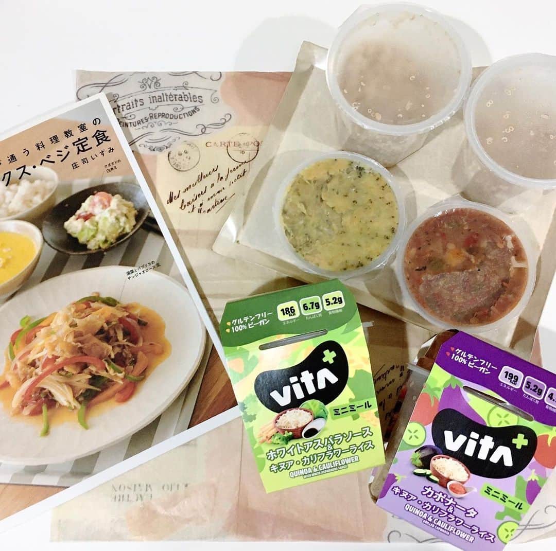 葵さんのインスタグラム写真 - (葵Instagram)「以前Vta +フルーツカップを食べてみましたが、今回新発売されたのはこちら！！ @vitaplusfruitcup  『Vita+ミニミール』ベジタブル編です。 キヌアとカリフラワーライスに、カポナータやホワイトアスパラソースを混ぜて食べる、新感覚のヘルシーミールです！  新鮮な野菜から作られていてグルテンフリー、100%のビーガン食です。 化学調味料、人工着色料も不使用なので安心して食べられます♡  使い方も簡単！！ 水足し不要、そのままでも、温めてもおいしく召し上がれます。また保存料不使用ですが、常温で賞味期限が約1年なので保存食にもおすすめです♡  三枚目みてください♫ ワンカップにこんなにたっぷりキヌアが入っているんです！ これ一つでかなり満腹感あるのでダイエットにもおすすめです😊  キヌアと野菜を混ぜ混ぜして食べても美味しいし、別々でもgood！！パンに合わせたり色々な食べ方ができますよ^ ^  #グルテンフリー#オーガニック#ヘルシーな食事#ダイエット#ビーガン食#満腹感#一食置き換え#pr#夕飯#朝食#昼食#vitaミール#ベジタブルミール」2月17日 19時31分 - dolphin_coconut