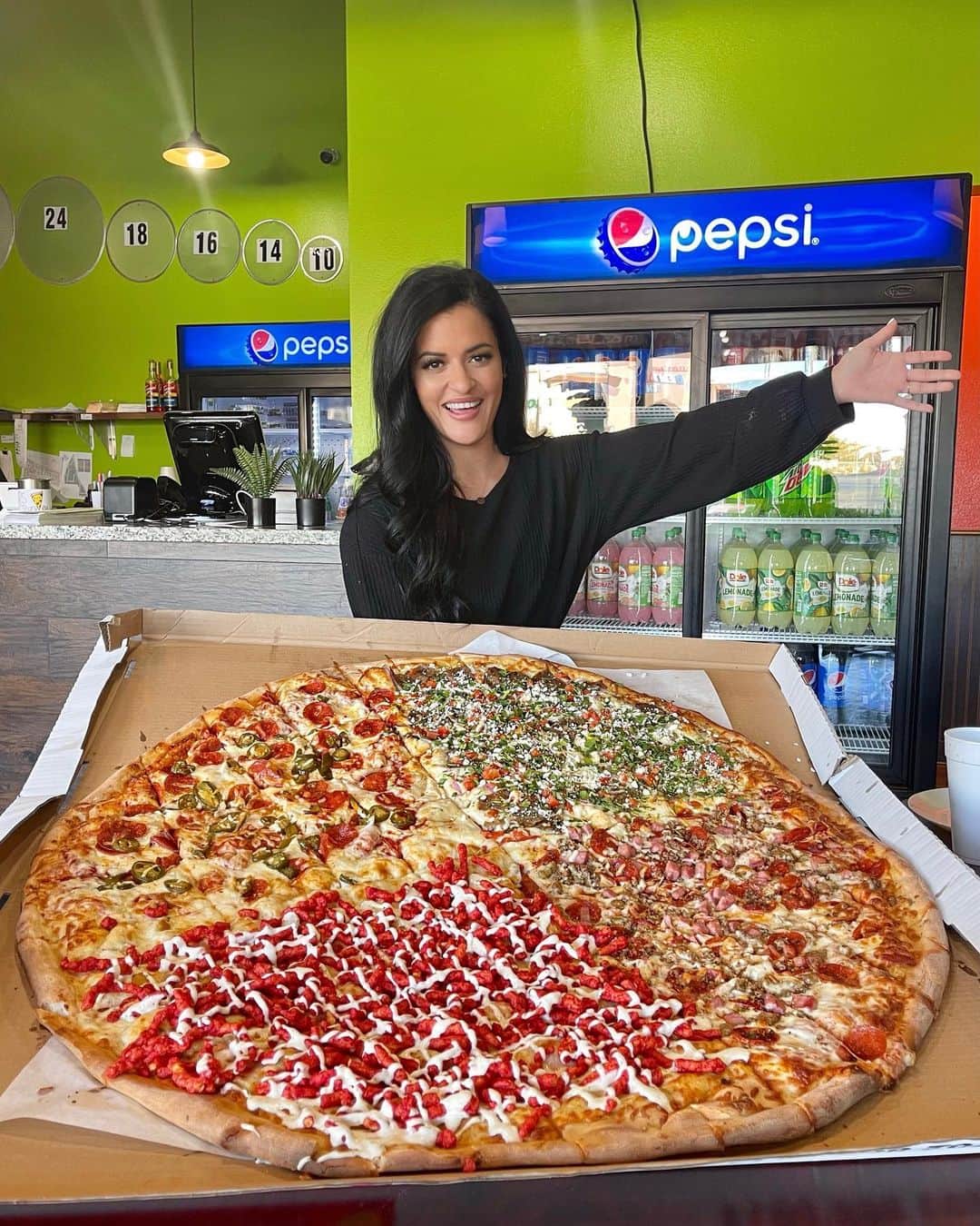 Jessica Arevaloのインスタグラム：「Do y’all think I was able to finish this 36” pizza?  - SWIPE to see me try the hot Cheetos 🍕  - This is the biggest pizza I’ve ever seen hands down! We had hot Cheetos, Gyro, meat lovers & jalapeño pepperoni which one would you choose?😍」