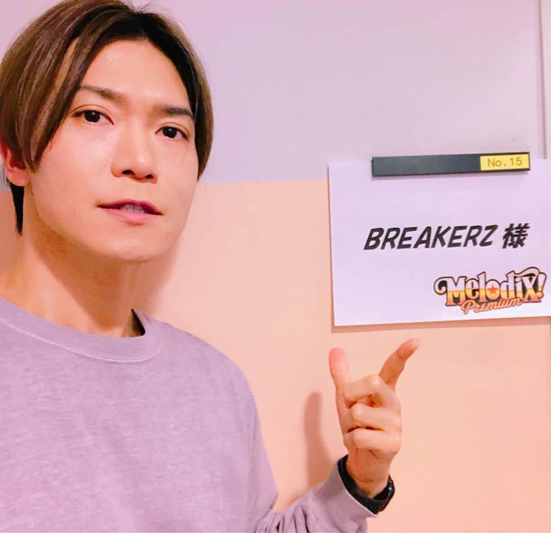 SHINPEIのインスタグラム：「テレビ東京　プレミアMelodiX!﻿ 【ゲスト】BREAKERZ、FLOW、lyrical school、the quiet room﻿ 【MC】南海キャンディーズ﻿ ﻿ いつも出演させて頂いてる、大好きな番組です。﻿ 2/23(火)11:59まで見逃し配信も下記で行っているので、是非ご覧下さい！﻿ ﻿ ■テレビ東京サイト﻿ http://video.tv-tokyo.co.jp　﻿ ■TVer﻿ http://tver.jp﻿ ■GYAO!﻿ http://gyao.yahoo.co.jp/special/tvtoky…　﻿ ■ニコニコチャンネル﻿ http://ch.nicovideo.jp/tvtokyo/　﻿  #プレミアMelodix」