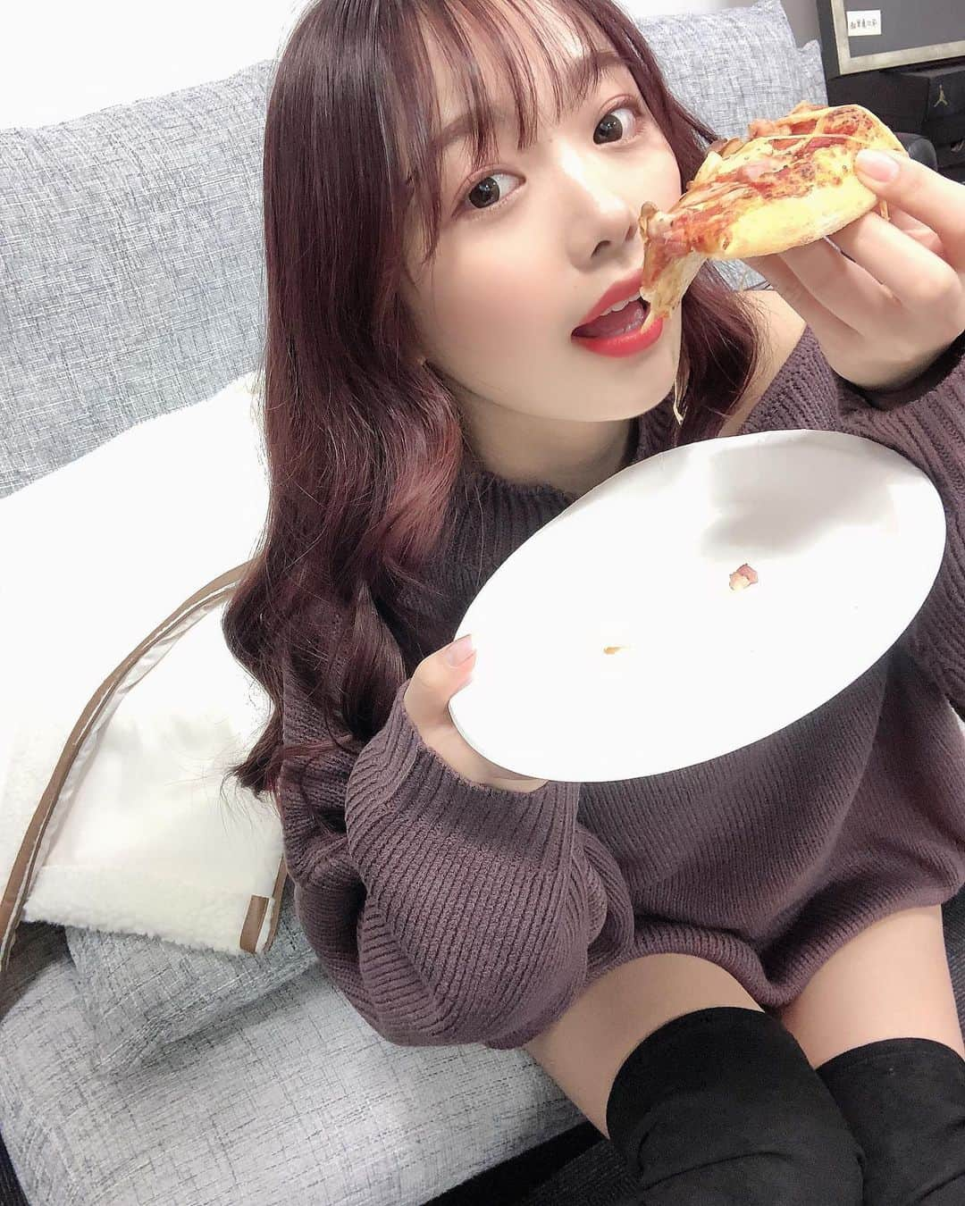 福丸雛さんのインスタグラム写真 - (福丸雛Instagram)「一緒に食べよ～🍕」2月17日 10時35分 - pom_pom933