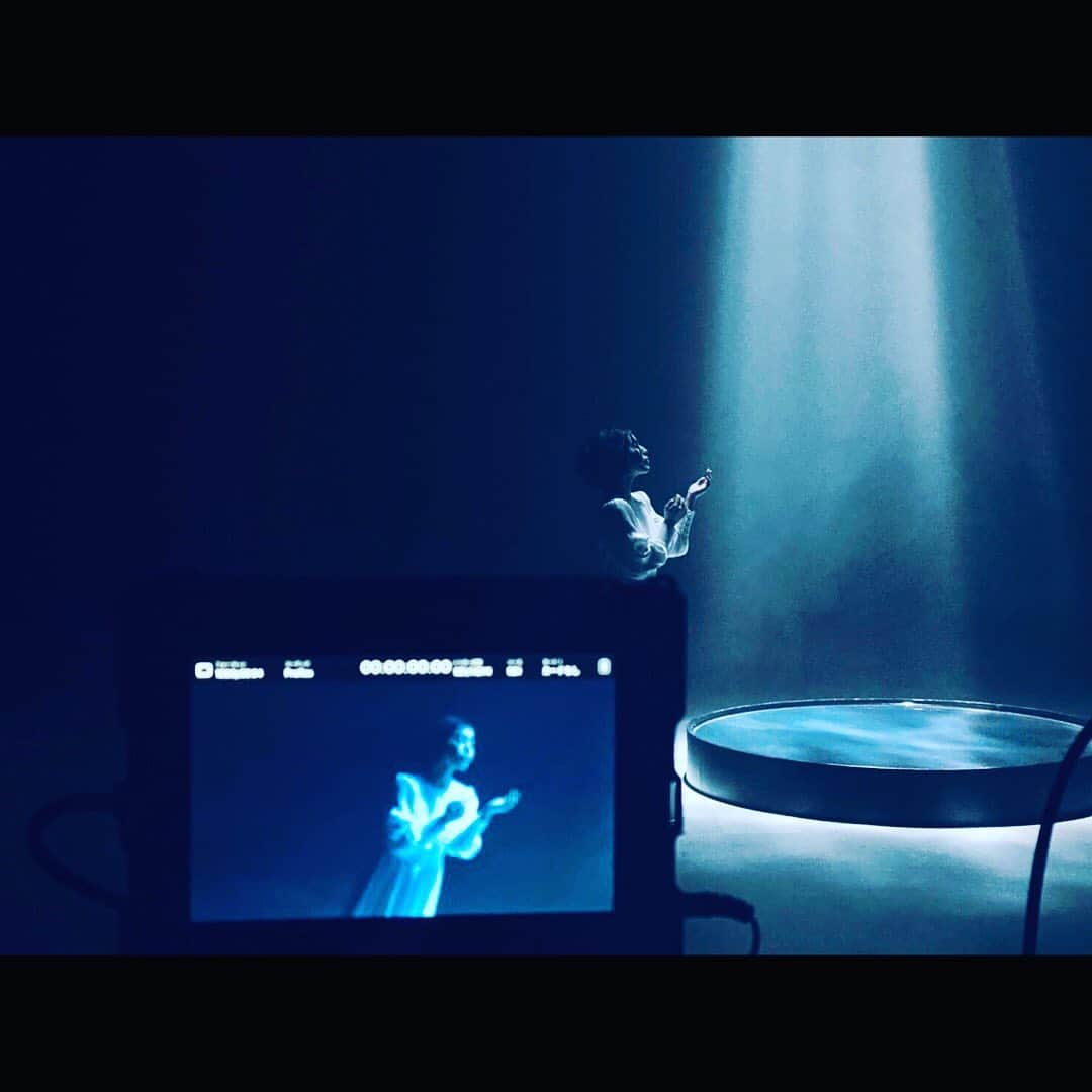 城南海さんのインスタグラム写真 - (城南海Instagram)「・ 「産声」Music Video 撮影オフショット🕊  作品は城南海のオフィシャルYouTubeチャンネルで、是非ご覧ください。  作詞/作曲:森山直太朗 Director/Cinematographer : Kiyoshi Ikemune (DRAWING AND MANUAL) Assistant Camera : Kai Tada (DRAWING AND MANUAL) Lighting Director : Nagisa Miyazono Producer : Noritaka Moriguchi (DRAWING AND MANUAL)  Hair & Make : Jin Murahata Stylist : Junko Shimodaira Costume creator : Nakanishi 　　　　　　　　　Mikame   #産声 #ubugoe #森山直太朗 #城南海 #池宗清史 #kiyoshiikemune #musicvideo #minamikizuki #kizukiminami  #musicvideo #reflections」2月17日 10時36分 - kizukiminami