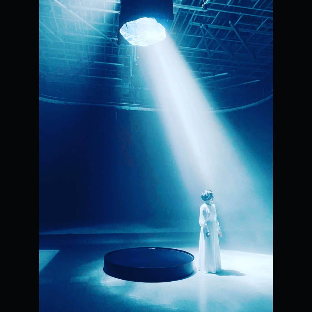 城南海さんのインスタグラム写真 - (城南海Instagram)「・ 「産声」Music Video 撮影オフショット🕊  作品は城南海のオフィシャルYouTubeチャンネルで、是非ご覧ください。  作詞/作曲:森山直太朗 Director/Cinematographer : Kiyoshi Ikemune (DRAWING AND MANUAL) Assistant Camera : Kai Tada (DRAWING AND MANUAL) Lighting Director : Nagisa Miyazono Producer : Noritaka Moriguchi (DRAWING AND MANUAL)  Hair & Make : Jin Murahata Stylist : Junko Shimodaira Costume creator : Nakanishi 　　　　　　　　　Mikame   #産声 #ubugoe #森山直太朗 #城南海 #池宗清史 #kiyoshiikemune #musicvideo #minamikizuki #kizukiminami  #musicvideo #reflections」2月17日 10時36分 - kizukiminami