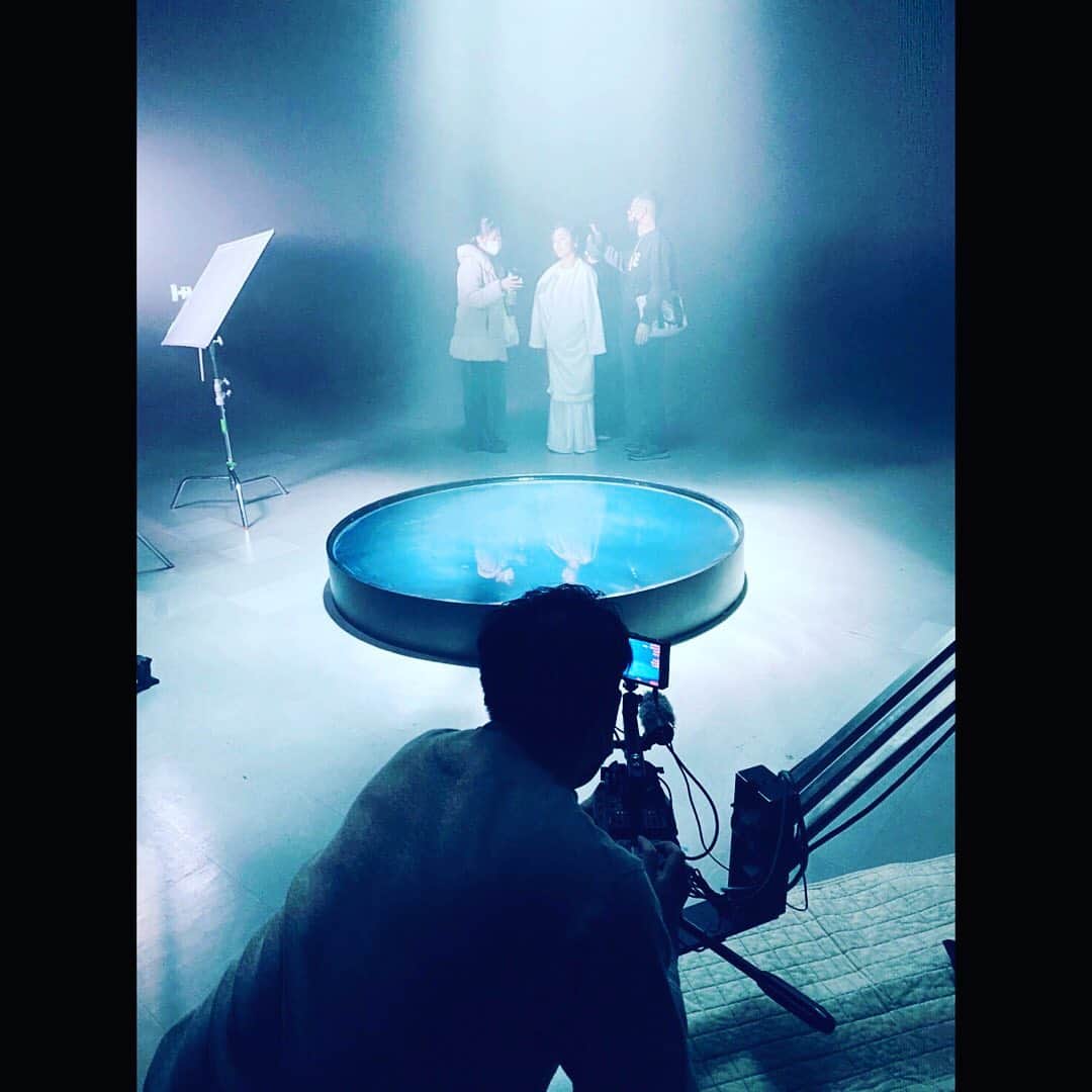 城南海さんのインスタグラム写真 - (城南海Instagram)「・ 「産声」Music Video 撮影オフショット🕊  作品は城南海のオフィシャルYouTubeチャンネルで、是非ご覧ください。  作詞/作曲:森山直太朗 Director/Cinematographer : Kiyoshi Ikemune (DRAWING AND MANUAL) Assistant Camera : Kai Tada (DRAWING AND MANUAL) Lighting Director : Nagisa Miyazono Producer : Noritaka Moriguchi (DRAWING AND MANUAL)  Hair & Make : Jin Murahata Stylist : Junko Shimodaira Costume creator : Nakanishi 　　　　　　　　　Mikame   #産声 #ubugoe #森山直太朗 #城南海 #池宗清史 #kiyoshiikemune #musicvideo #minamikizuki #kizukiminami  #musicvideo #reflections」2月17日 10時36分 - kizukiminami
