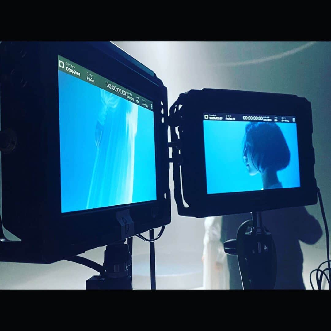 城南海さんのインスタグラム写真 - (城南海Instagram)「・ 「産声」Music Video 撮影オフショット🕊  作品は城南海のオフィシャルYouTubeチャンネルで、是非ご覧ください。  作詞/作曲:森山直太朗 Director/Cinematographer : Kiyoshi Ikemune (DRAWING AND MANUAL) Assistant Camera : Kai Tada (DRAWING AND MANUAL) Lighting Director : Nagisa Miyazono Producer : Noritaka Moriguchi (DRAWING AND MANUAL)  Hair & Make : Jin Murahata Stylist : Junko Shimodaira Costume creator : Nakanishi 　　　　　　　　　Mikame   #産声 #ubugoe #森山直太朗 #城南海 #池宗清史 #kiyoshiikemune #musicvideo #minamikizuki #kizukiminami  #musicvideo #reflections」2月17日 10時36分 - kizukiminami