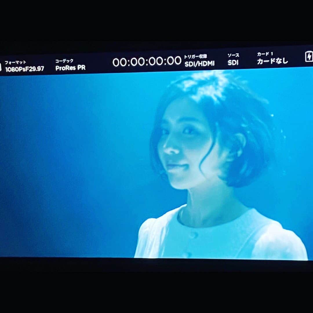 城南海さんのインスタグラム写真 - (城南海Instagram)「・ 「産声」Music Video 撮影オフショット🕊  作品は城南海のオフィシャルYouTubeチャンネルで、是非ご覧ください。  作詞/作曲:森山直太朗 Director/Cinematographer : Kiyoshi Ikemune (DRAWING AND MANUAL) Assistant Camera : Kai Tada (DRAWING AND MANUAL) Lighting Director : Nagisa Miyazono Producer : Noritaka Moriguchi (DRAWING AND MANUAL)  Hair & Make : Jin Murahata Stylist : Junko Shimodaira Costume creator : Nakanishi 　　　　　　　　　Mikame   #産声 #ubugoe #森山直太朗 #城南海 #池宗清史 #kiyoshiikemune #musicvideo #minamikizuki #kizukiminami  #musicvideo #reflections」2月17日 10時36分 - kizukiminami