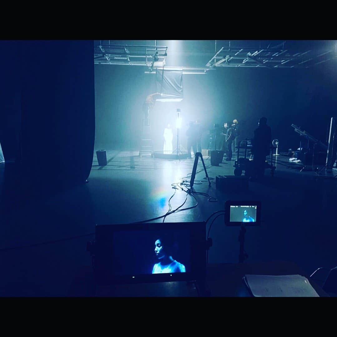 城南海さんのインスタグラム写真 - (城南海Instagram)「・ 「産声」Music Video 撮影オフショット🕊  作品は城南海のオフィシャルYouTubeチャンネルで、是非ご覧ください。  作詞/作曲:森山直太朗 Director/Cinematographer : Kiyoshi Ikemune (DRAWING AND MANUAL) Assistant Camera : Kai Tada (DRAWING AND MANUAL) Lighting Director : Nagisa Miyazono Producer : Noritaka Moriguchi (DRAWING AND MANUAL)  Hair & Make : Jin Murahata Stylist : Junko Shimodaira Costume creator : Nakanishi 　　　　　　　　　Mikame   #産声 #ubugoe #森山直太朗 #城南海 #池宗清史 #kiyoshiikemune #musicvideo #minamikizuki #kizukiminami  #musicvideo #reflections」2月17日 10時36分 - kizukiminami