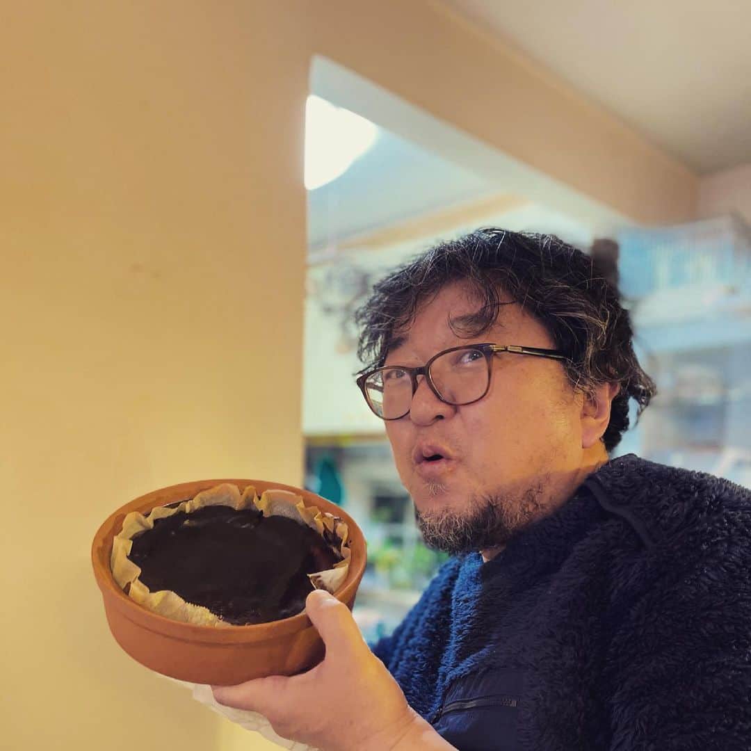 樋口真嗣のインスタグラム：「ハッピーバレンタイン #秋山具義  さんのレシピで焼いてみましたバスク風チョコチーズケーキ。  #モジャメガネ焼き菓子部  #バスクチーズケーキ  #チョコチーズケーキ」