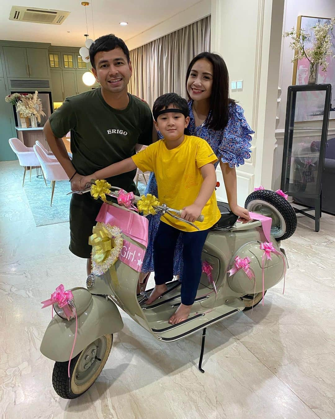 Raffi Ahmadさんのインスタグラム写真 - (Raffi AhmadInstagram)「Wahhhhh dapet suprise kado nihhh dari Istriii ❤️ “Motor Antik dikasih dari istri Cantik” Selamat ulang tahun juga yaa istriku semoga selalu dilindungi Allah SWT ❤️ Love You So Much 😍 17 Februari 😍」2月17日 10時48分 - raffinagita1717