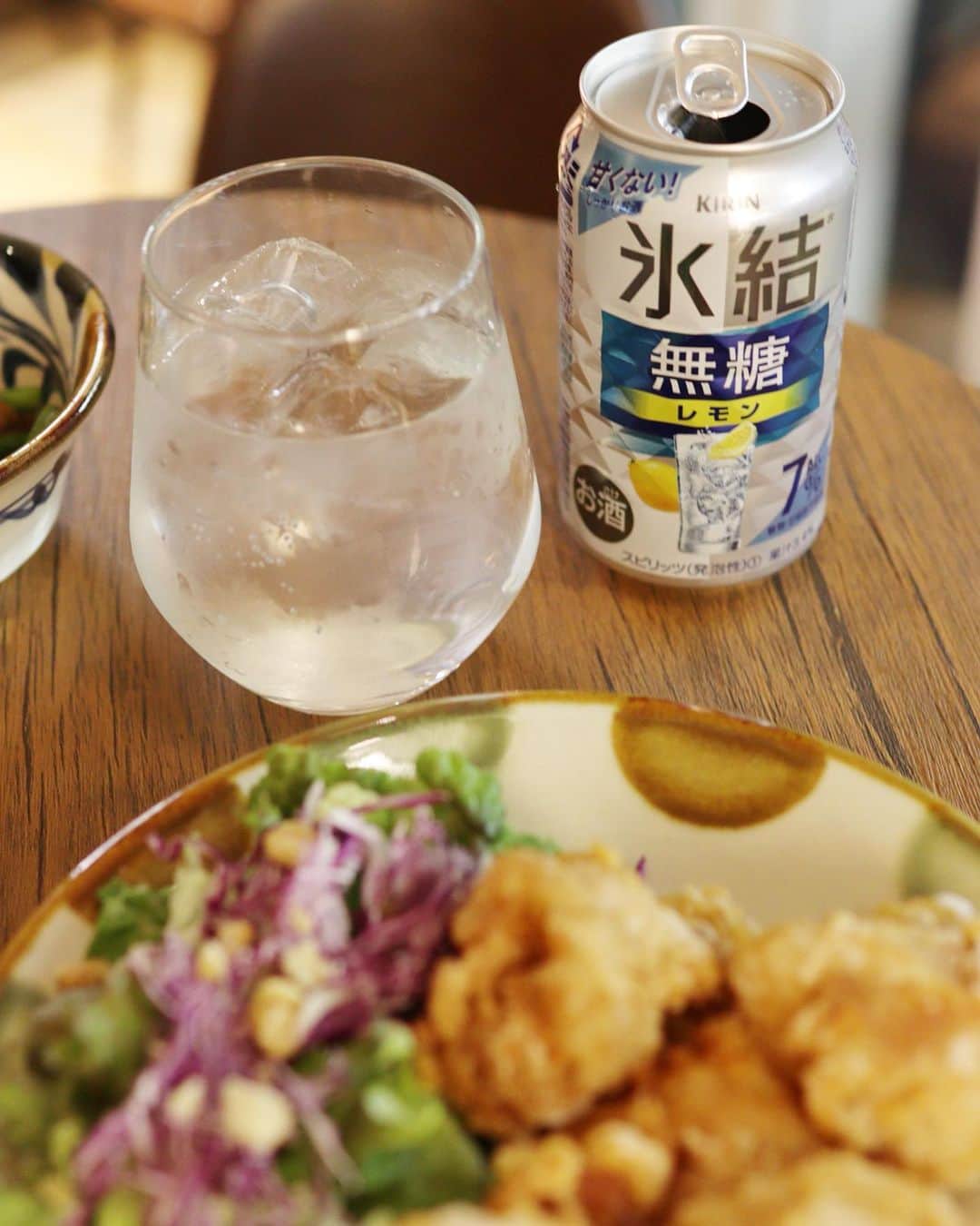 yuu sakuraiさんのインスタグラム写真 - (yuu sakuraiInstagram)「おはようございます⭐︎ 先日の夜、少しうれしいことがあって♪ お家で晩酌をしたいなぁと、 夜ご飯にレモンチューハイの氷結無糖レモンにあう唐揚げを作ってみました⭐︎  ご飯と一緒に飲む時は、あまり甘いお酒ではない方が飲みやすいので、これはとってもスッキリしているのにレモンの酸味と甘味をしっかり感じて揚げ物にあいます♪♪  無糖なので体に気を遣えてそれでいてこんなに美味しいなんてすごいなぁ。  皆さんも、自宅時間🏠 ゆっくりお食事を味わいながら晩酌の際はぜひ試してみてくださいね⭐︎   #氷結無糖レモン #キリっとおいしい無糖レモンチューハイ #PR #お酒のつまみ #唐揚げ #宅飲み #氷結 #レモンハイ」2月17日 10時41分 - food_yuu