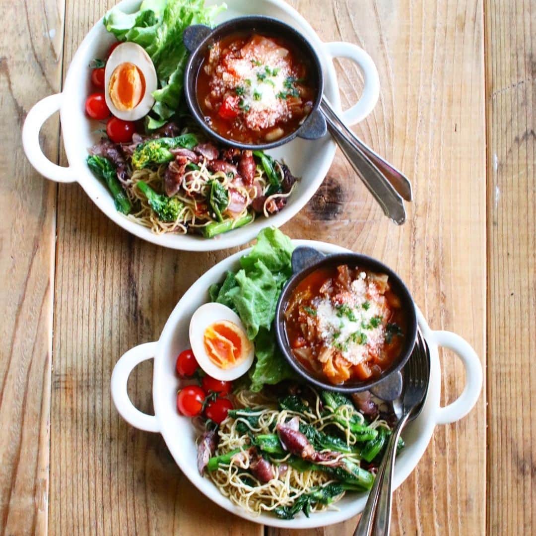Atsukoのインスタグラム：「今日の朝ごはん 2021.02.17  糖質ゼロ麺でホタルイカと菜の花のペペロン ミネストローネ サラダ  1度冷凍した糖質ゼロ麺、今回は丸麺で。 1度冷凍したから麺は固めに仕上がってて、見た目焼きそばみたいだったけど😂😂でも水っぽくないし、ペペロンにしたら美味しかった✨ 冷凍すると麺の水分がぬけるので、かさが減るってかいてあったけど、ほんとそんな感じ。 今回は2袋でこの位。 男の人だと2袋でもいいかもね😋」