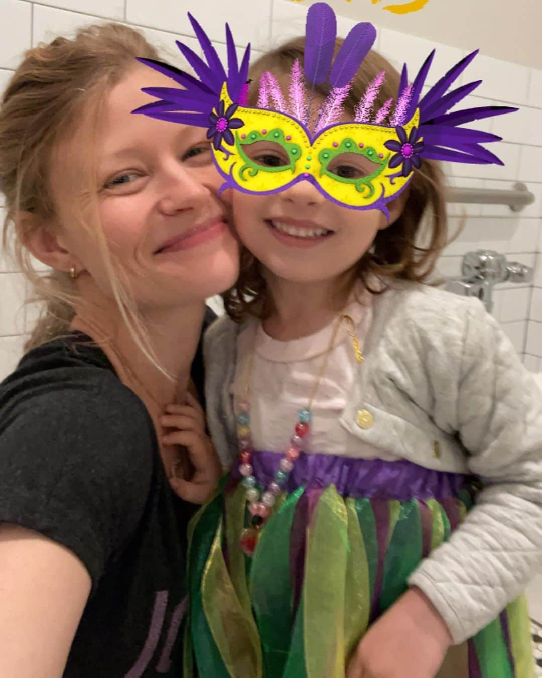 エミリー・デ・レイヴィンさんのインスタグラム写真 - (エミリー・デ・レイヴィンInstagram)「Happy Mardi Gras from the RV y’all!  #mardigrasRVstyle #fattuesday #mardigras2021 💜💛💚」2月17日 10時58分 - emiliede_ravin