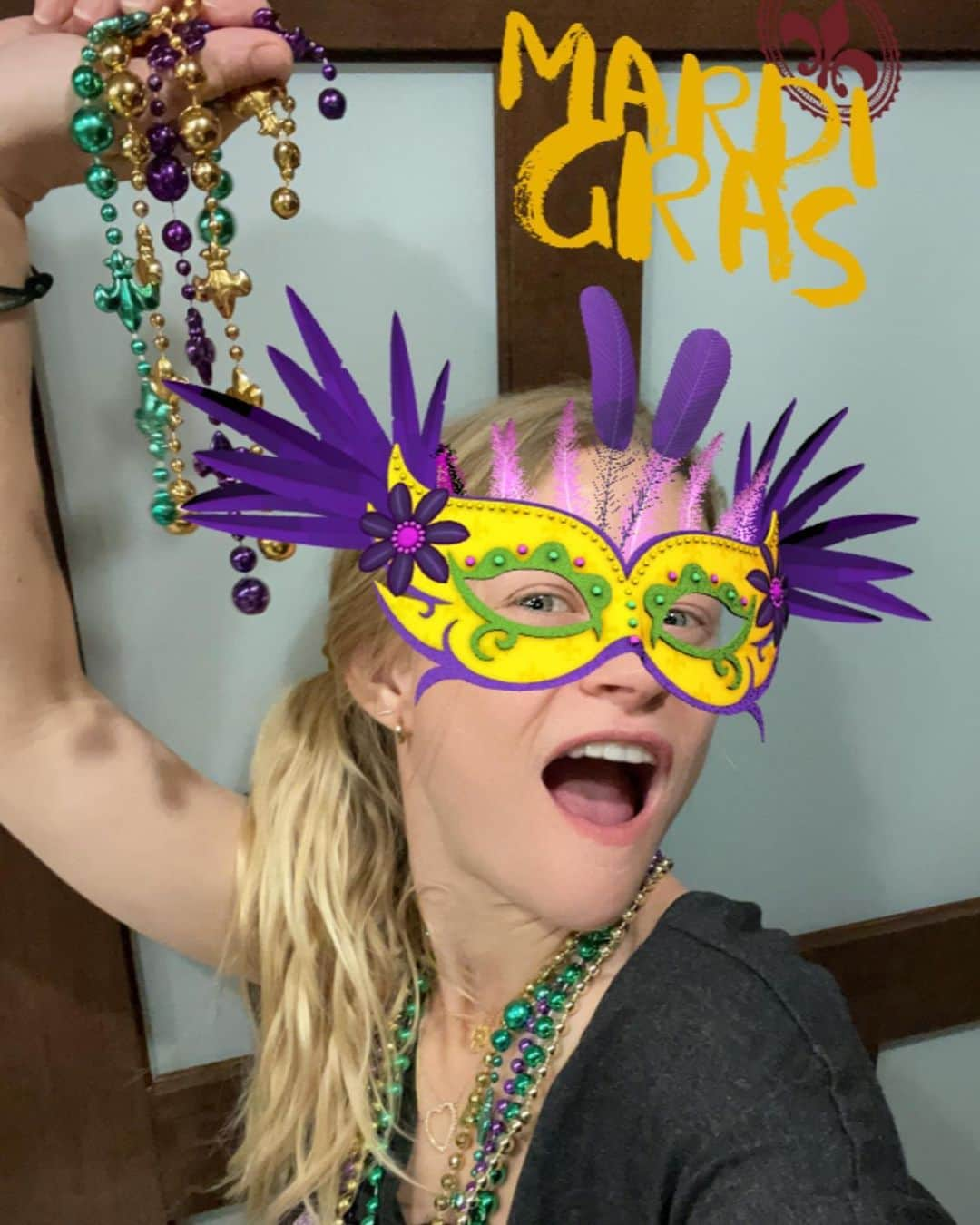 エミリー・デ・レイヴィンさんのインスタグラム写真 - (エミリー・デ・レイヴィンInstagram)「Happy Mardi Gras from the RV y’all!  #mardigrasRVstyle #fattuesday #mardigras2021 💜💛💚」2月17日 10時58分 - emiliede_ravin