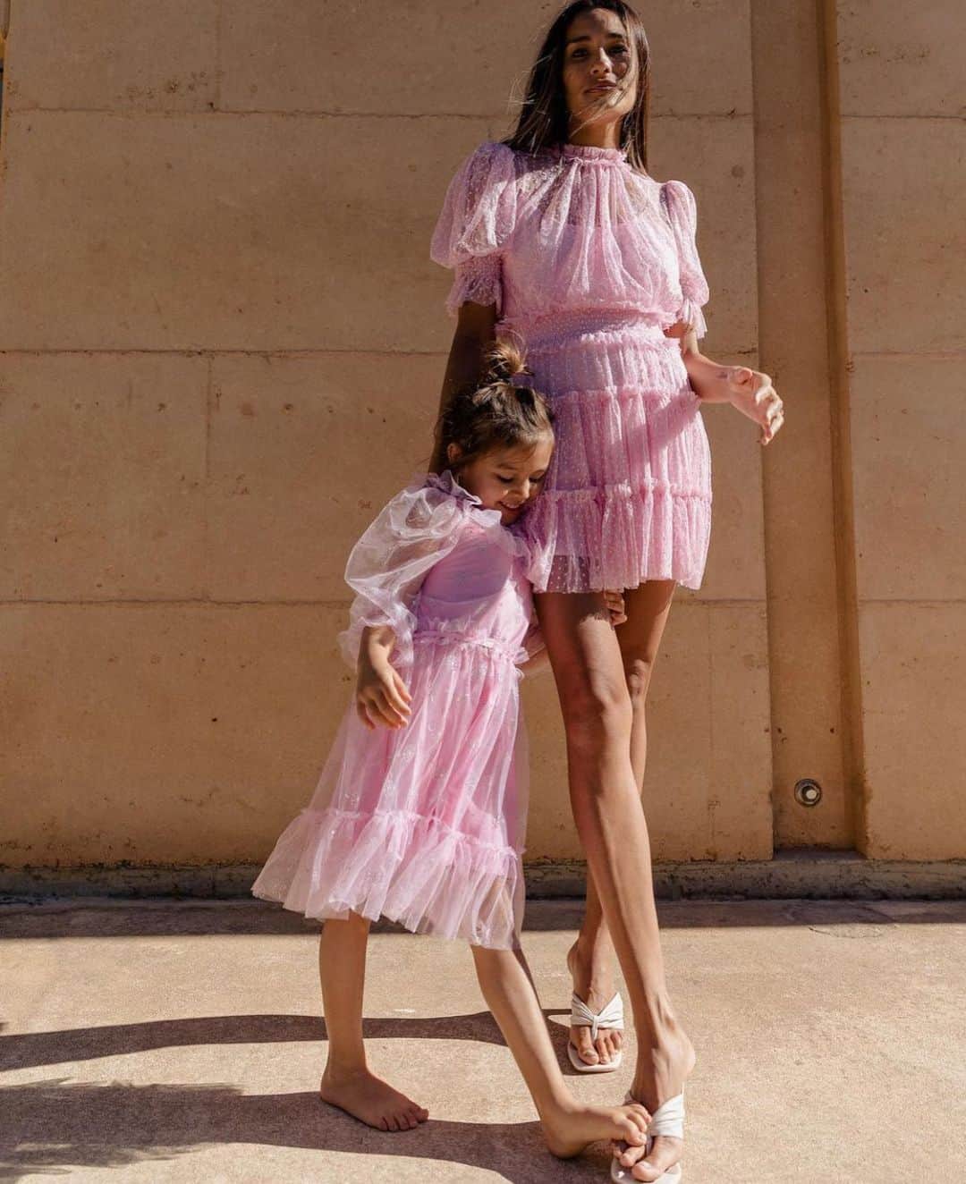 アリスマッコールのインスタグラム：「Mother and mini style, the alice way... #aliceMcCALL」