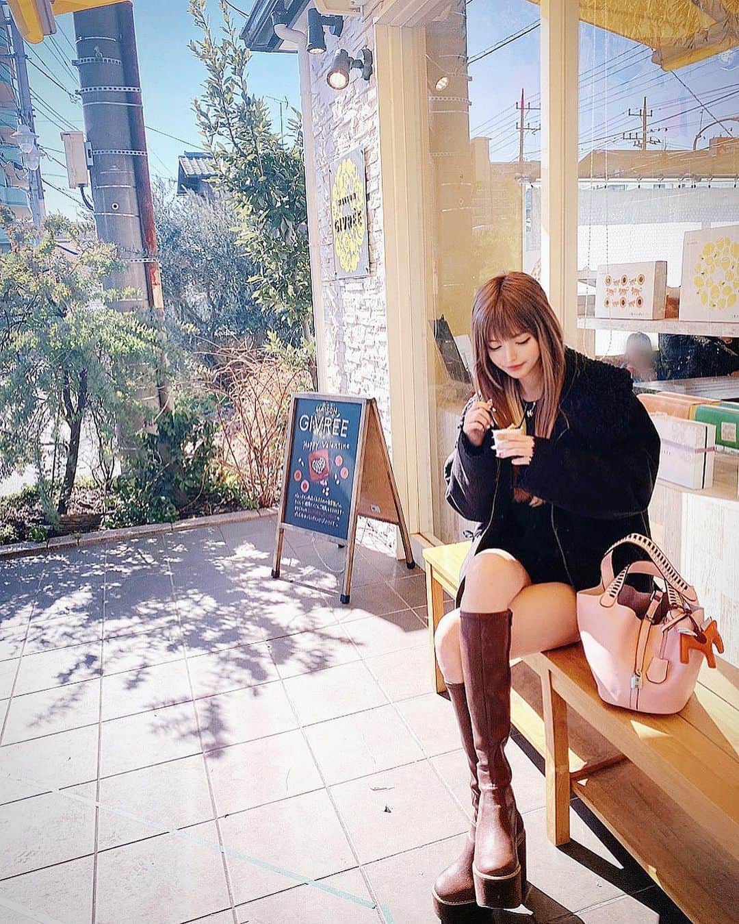 アンジェリカのインスタグラム：「🐱💙 . *⋆⸜ᴳᴼᴼᴰ ᴹᴼᴿᴺᴵᴺᴳ⸝⋆* 今日はお仕事前にmamaと朝活(*Ü*)ﾉ"☀ アイス半分こした〜☝🏻☝🏻  コーデは、最近おろしたpinkの鞄🎀🌺🍑が ポイント～ッ💖春先どりカラーでスキ!! @selectshop.siriusblue 💙で見つけたノ.*  それから~Newcolorなの気づいた？？💇🏼‍♀️🌼 インナーがｷｬﾜ✭  @kouki_95_1107 君✭ ありがとうございました\ ♪♪ / .  #エクステ #fashion #あんじぇコーデ」