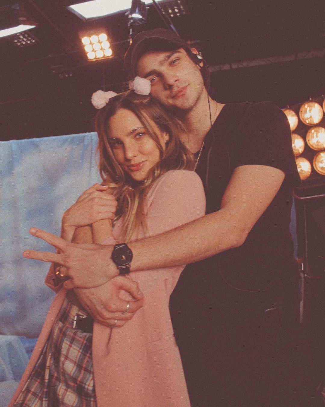 Macarena Achagaのインスタグラム：「en verdad eran de feliz cumple el 14 pero estaba muy ocupada acompañándote a seguir tus sueños ✨🚀📽✨ feliz vida chinito de mi 💘 te amo hoy y por toda la eternidad, eres mi persona favorita y te admiro de sobremanera @santiagoachaga」